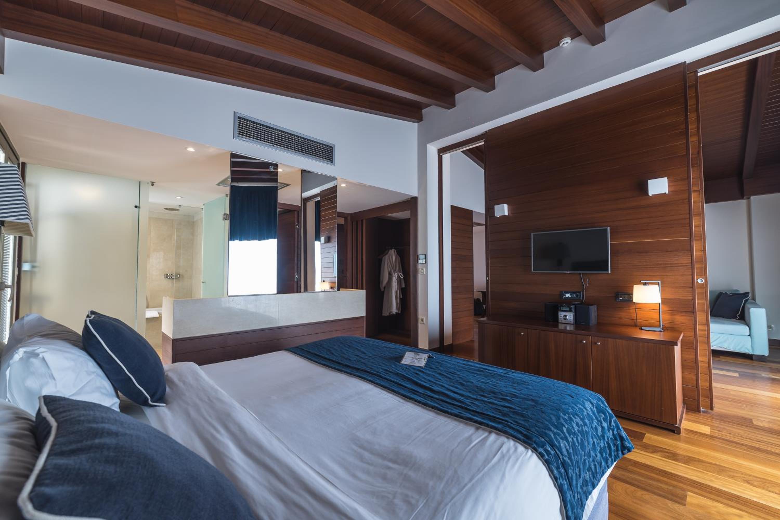 One-Bedroom Suite with Sea View photo 3