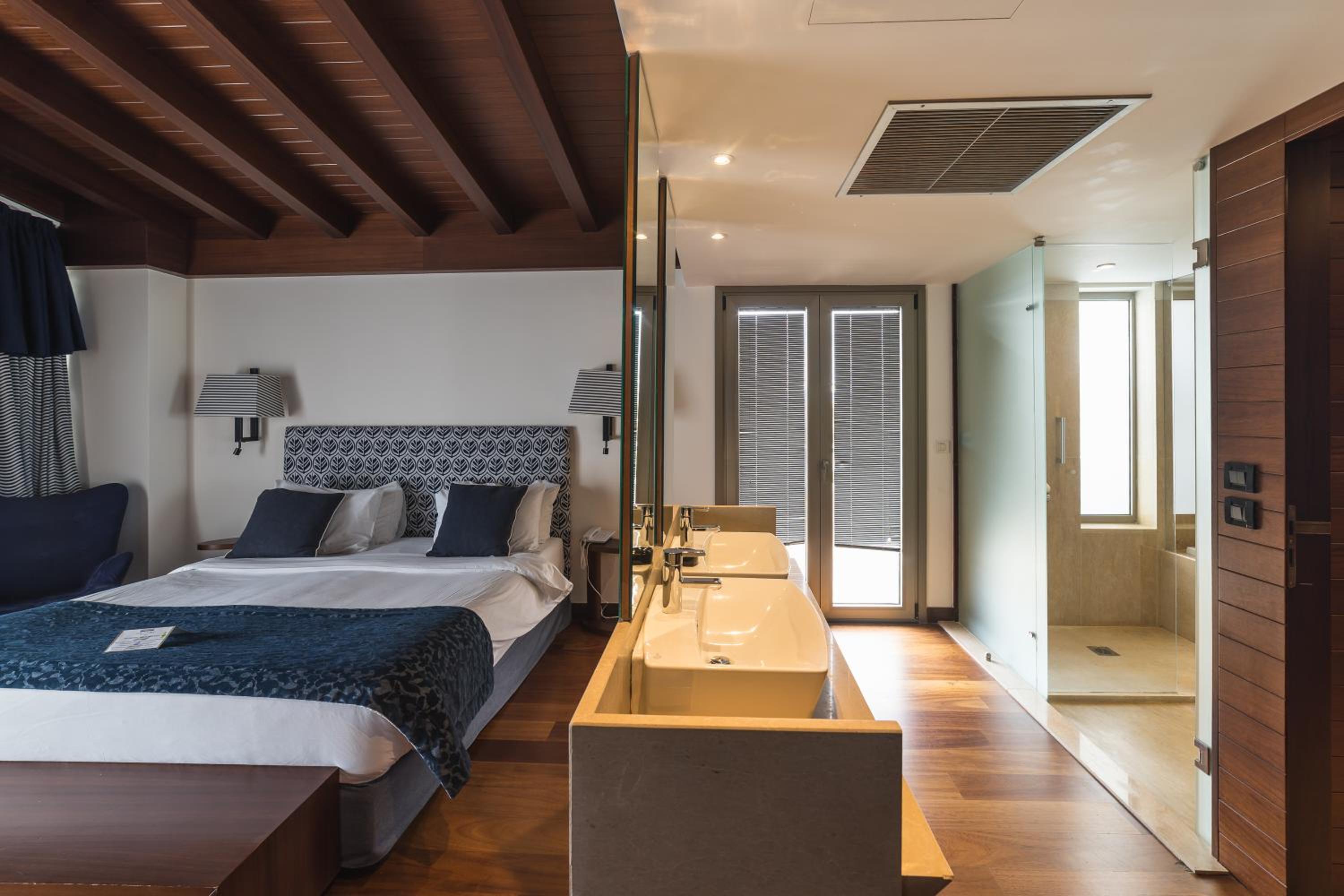 One-Bedroom Suite with Sea View