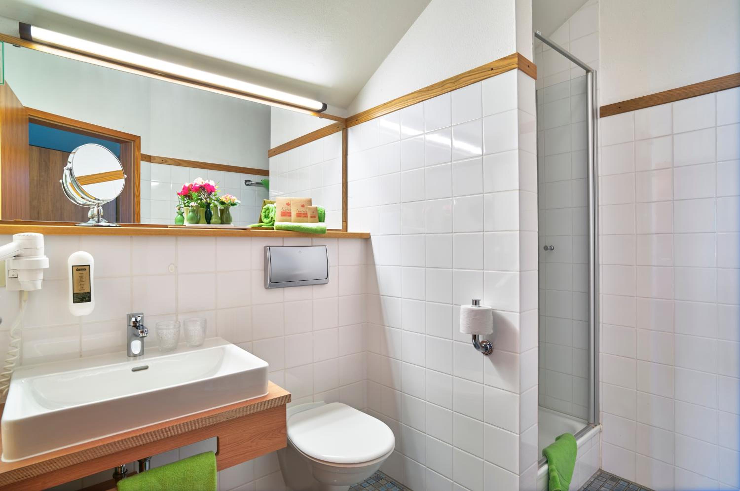 Double Room with West-Facing Balcony - Photo 5