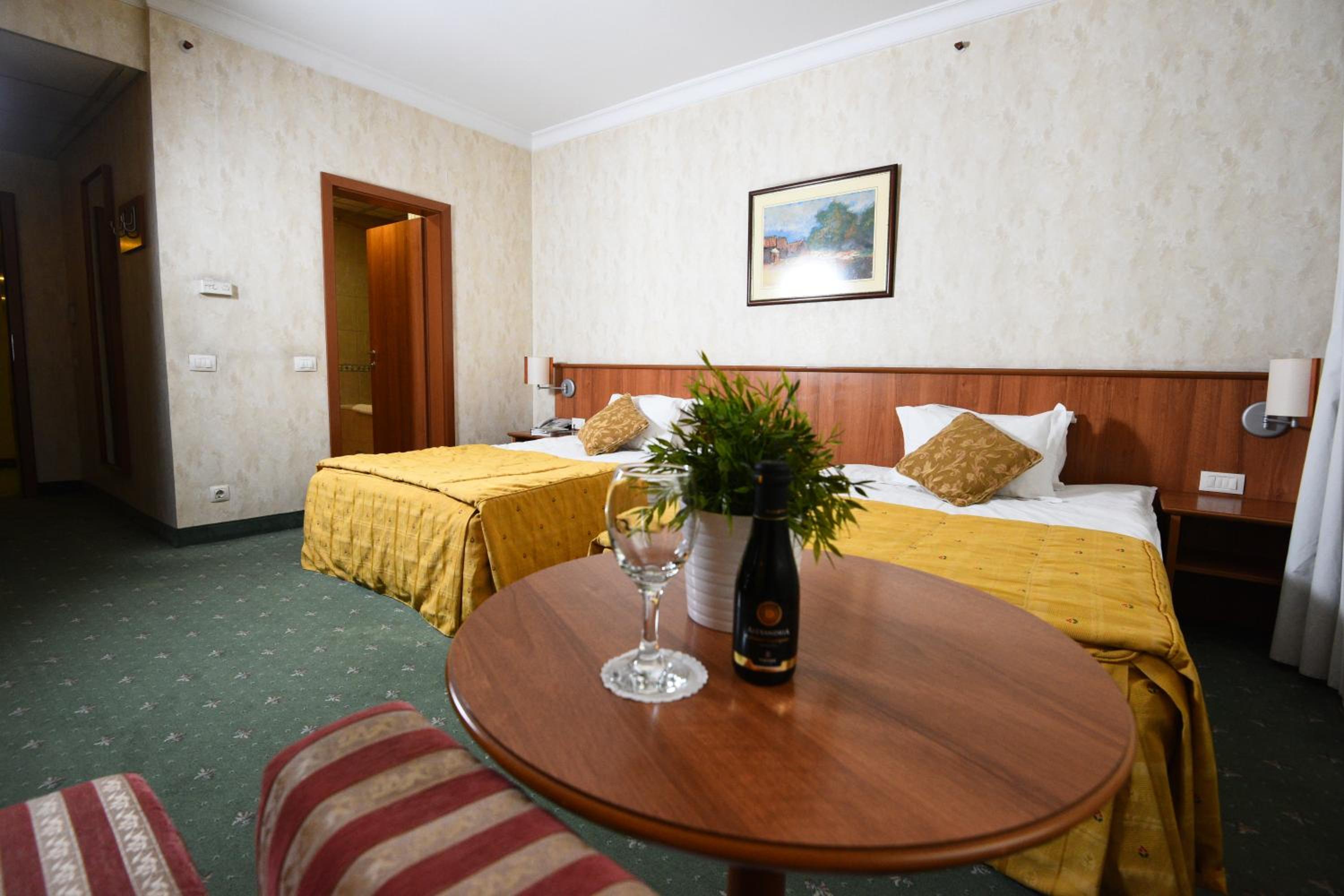 Twin Room - Photo 5