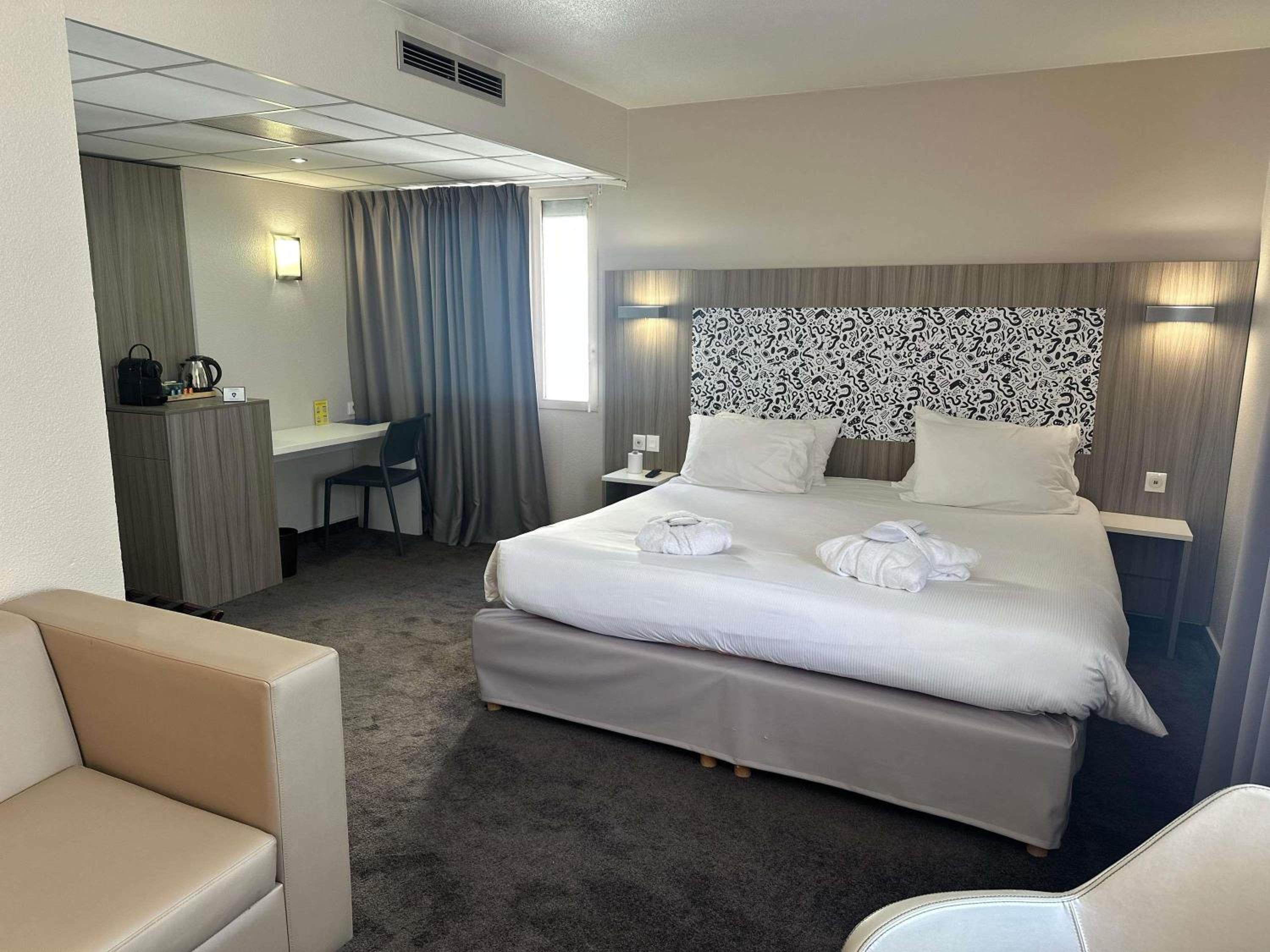 Comfort Room with Double Bed and Single Sofa Bed