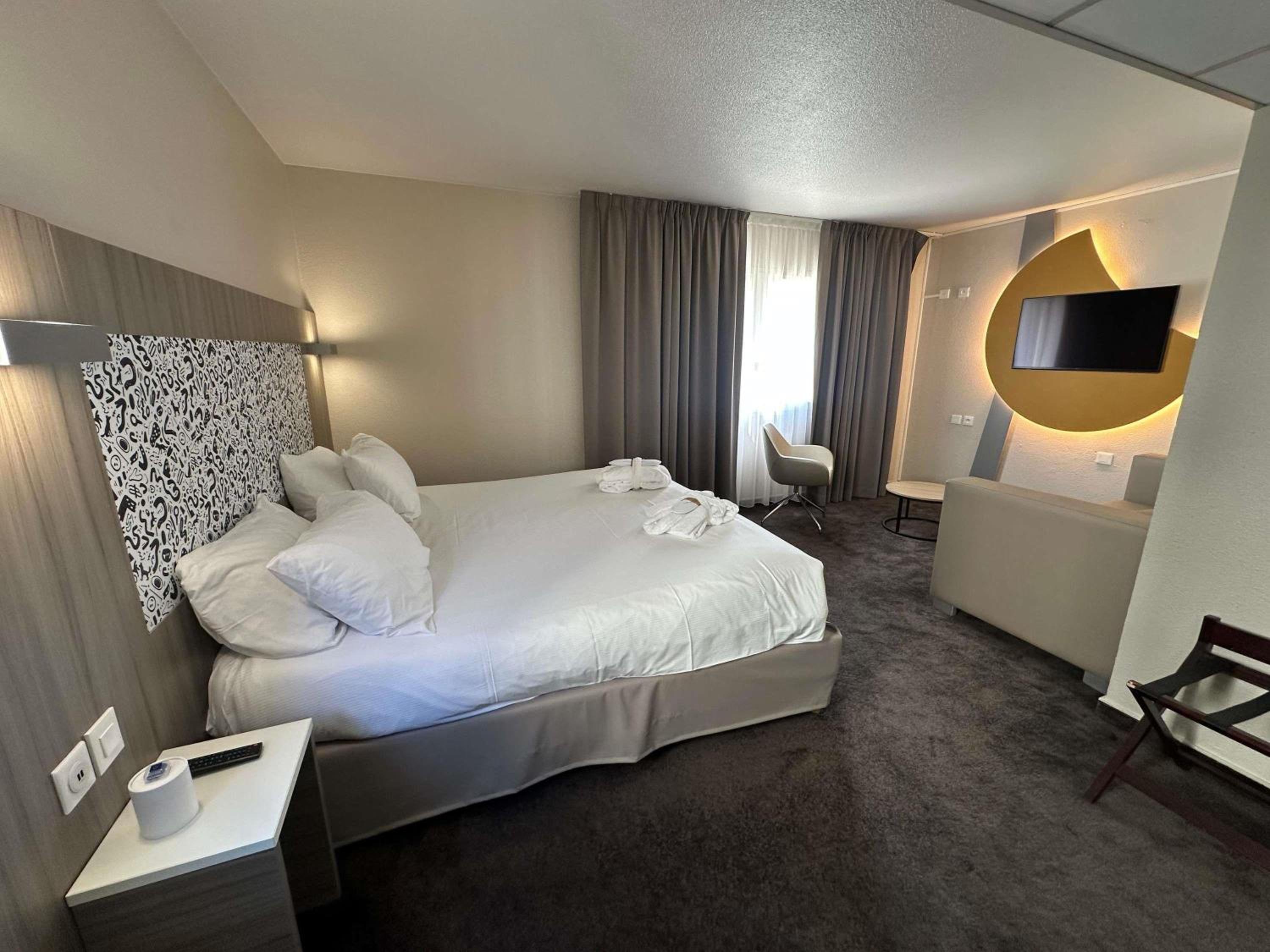 Comfort Room with Double Bed and Single Sofa Bed
