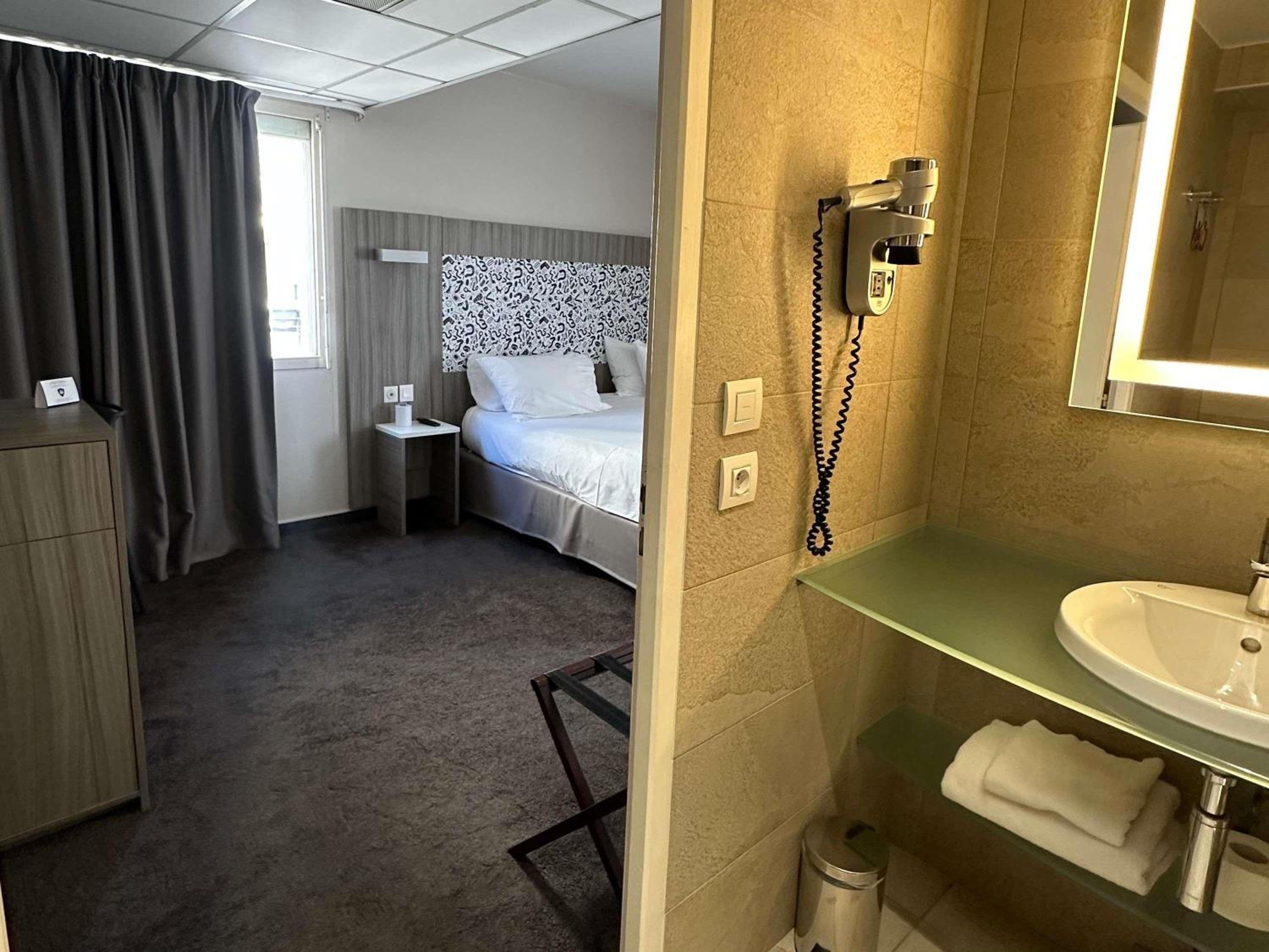 Comfort Room with Double Bed and Single Sofa Bed