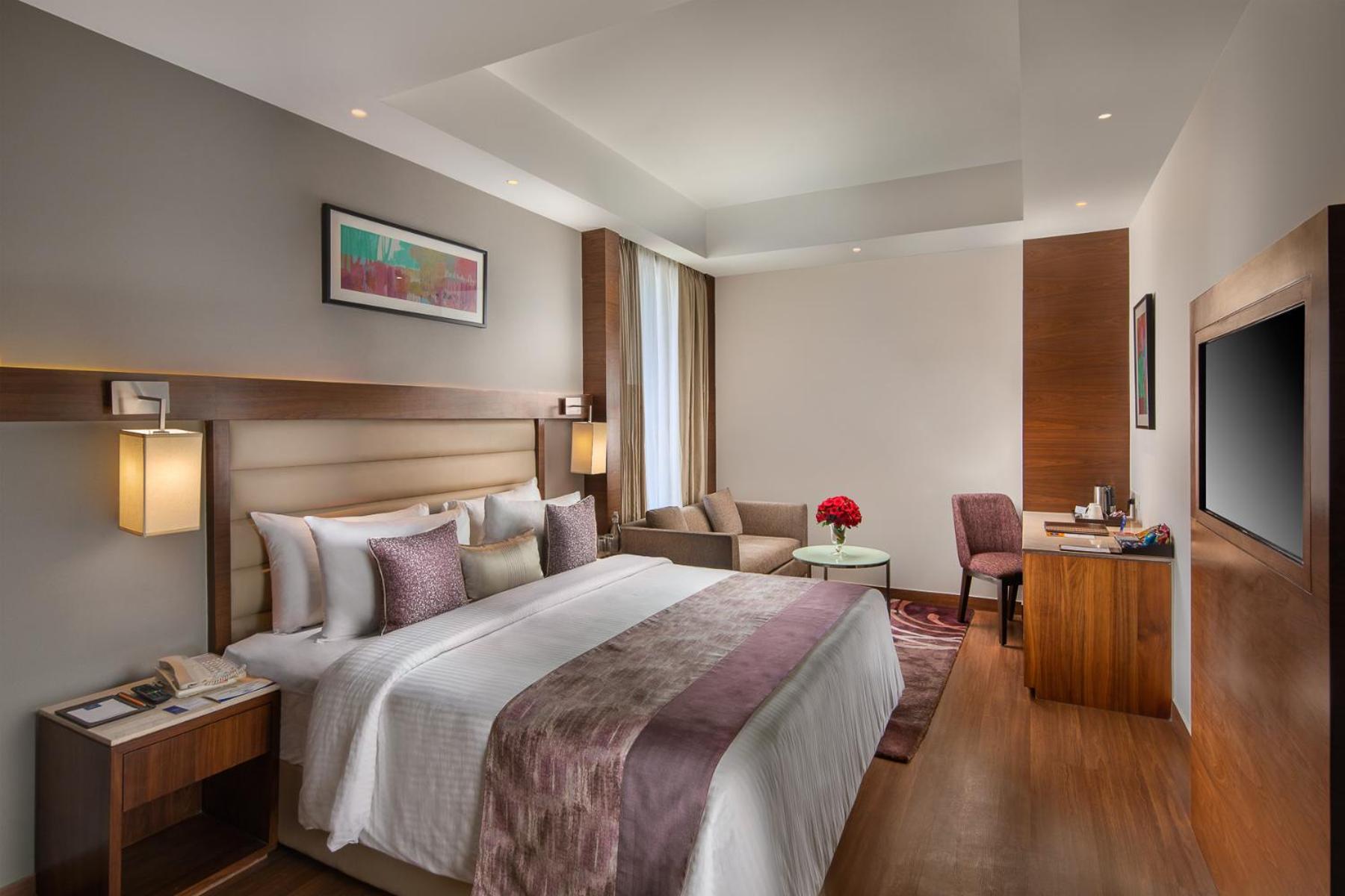 Superior Rooms with One Double Bed (Avail 15% discount on FNB & (1+1 Happy Hour from 4pm - 7pm on selected brands) - Photo 3