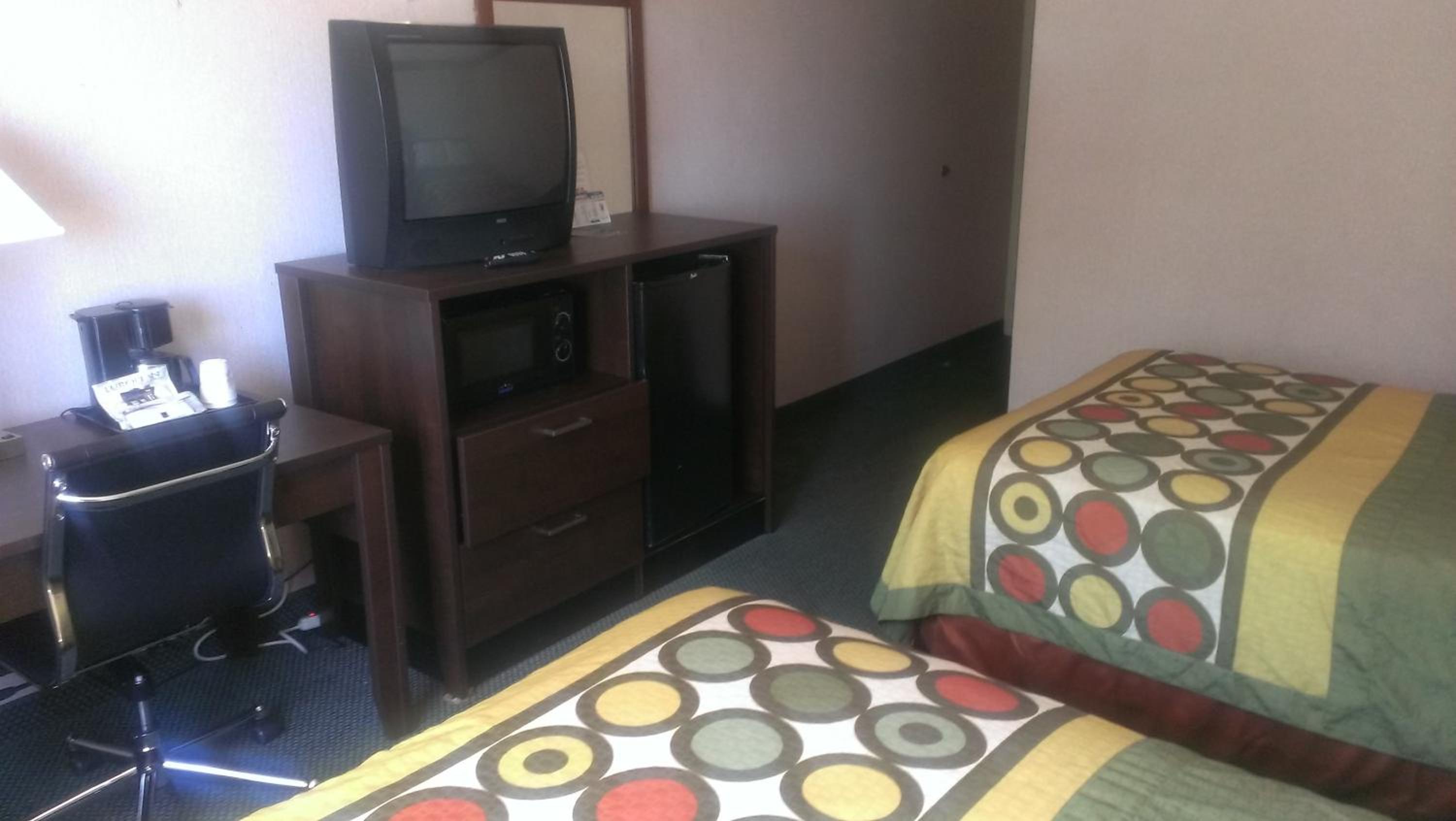 Queen Room With Two Queen Beds - Non-Smoking - Photo 2