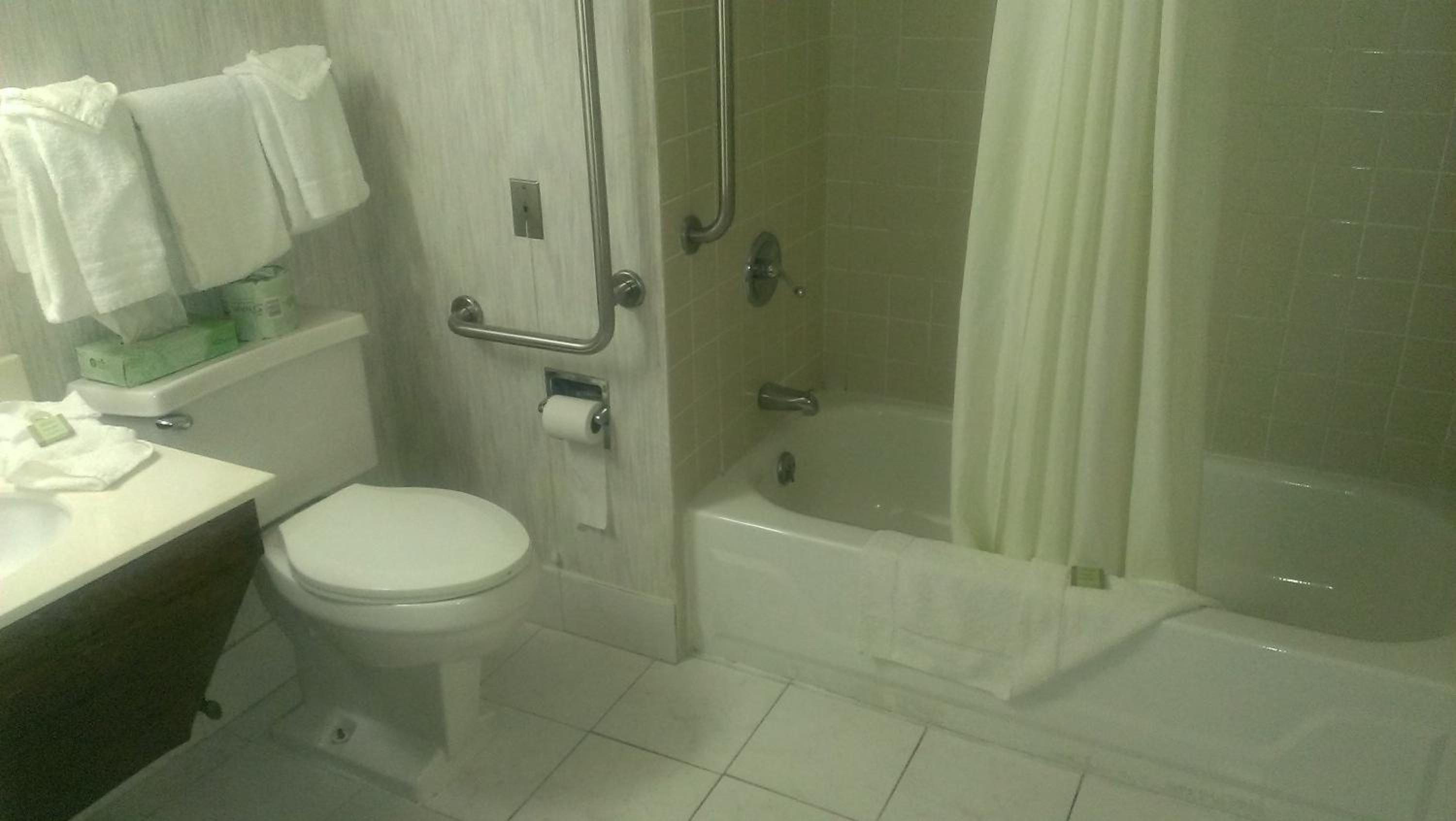 Queen Room With Two Queen Beds - Non-Smoking - Photo 4