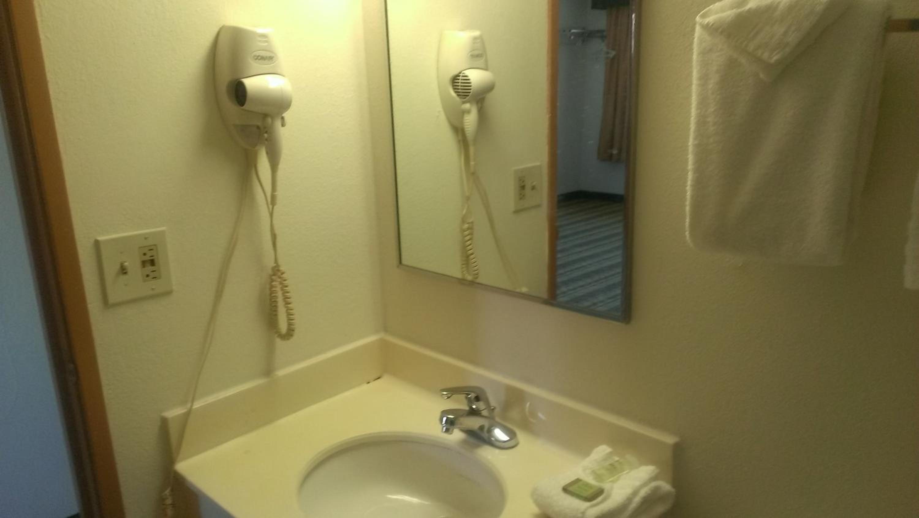 Queen Room With Two Queen Beds - Non-Smoking - Photo 3