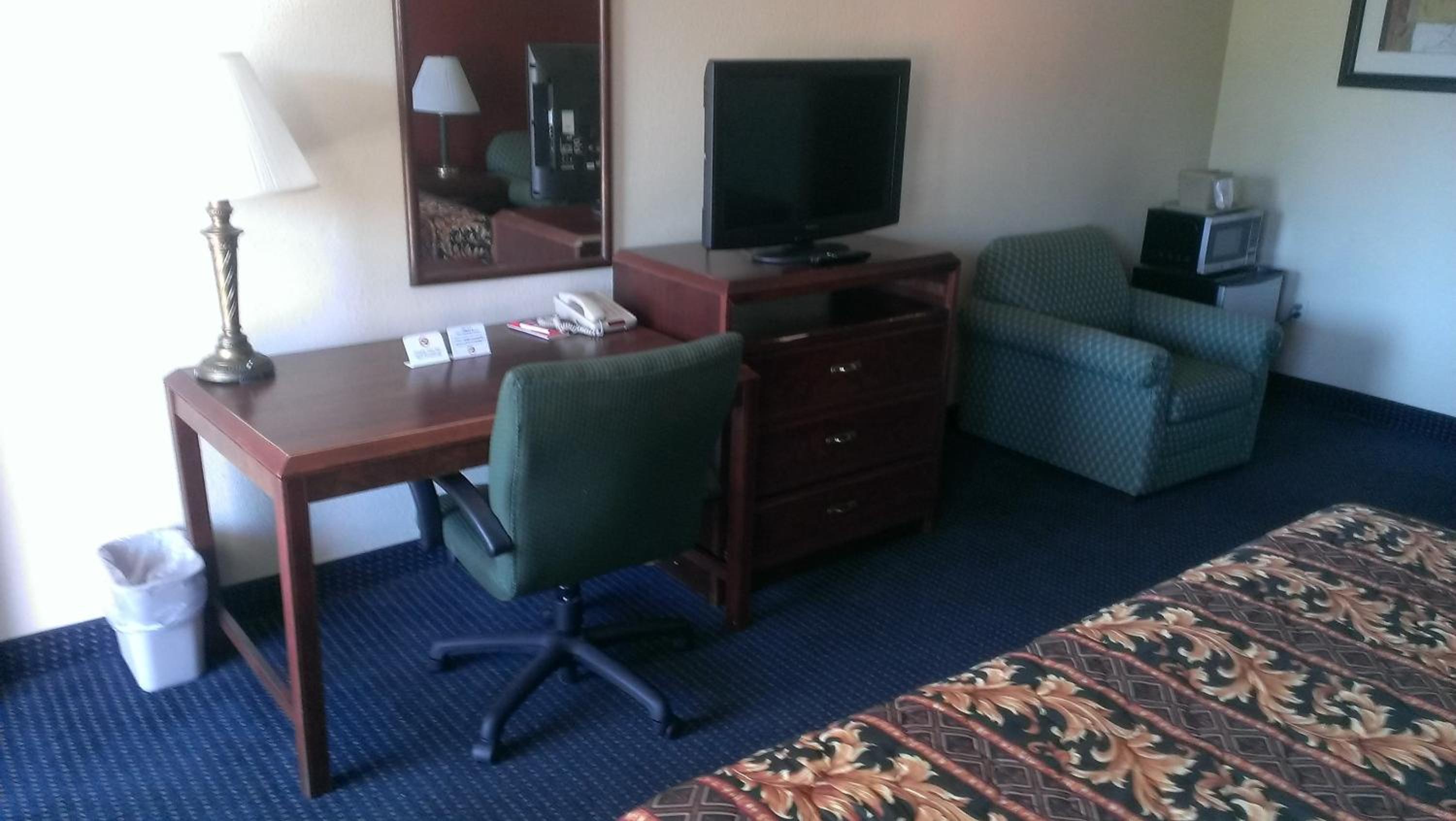King Room with Two King Beds - Smoking - Photo 4