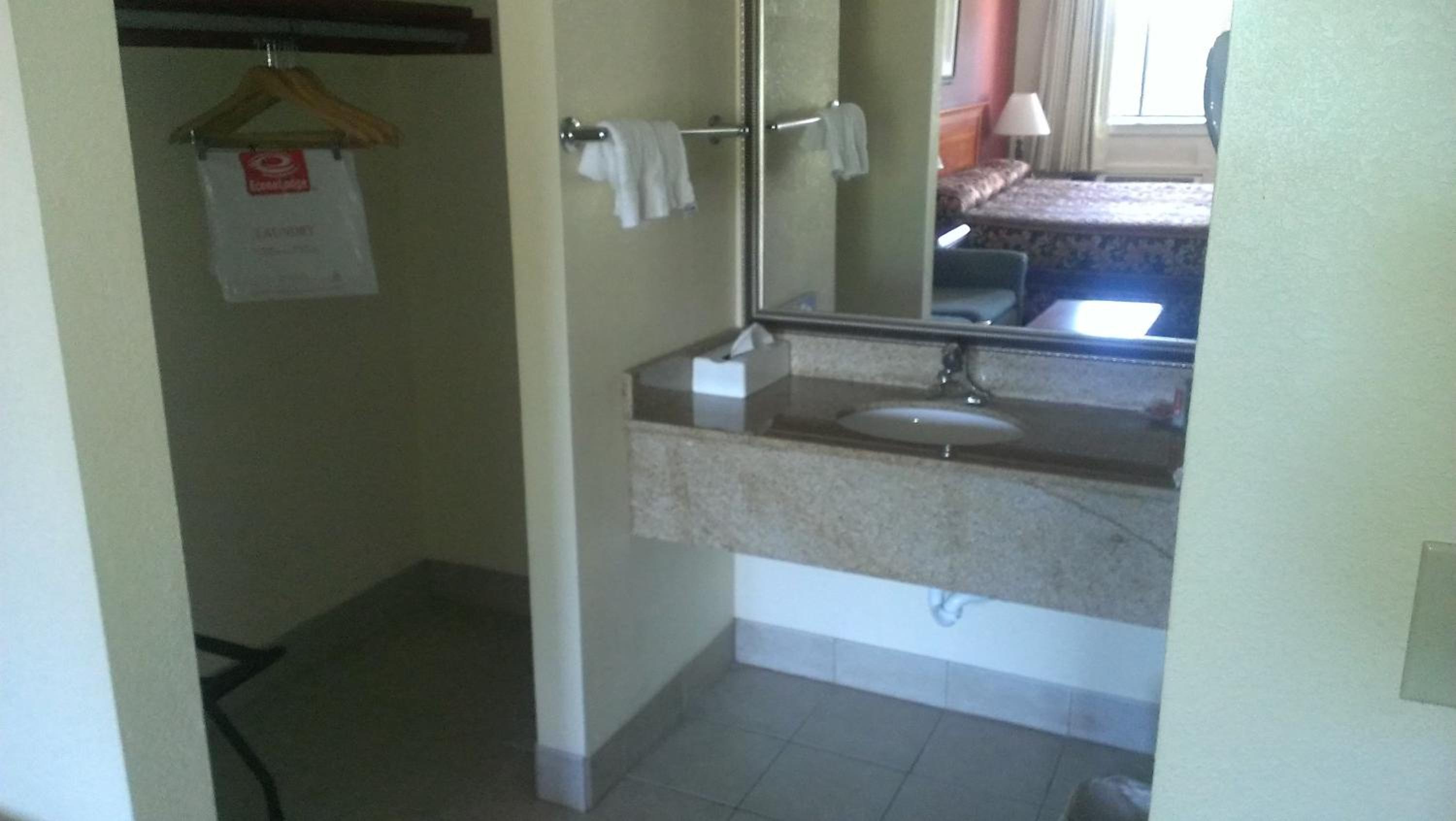 Standard Room with Two Double Beds- Disability Access-Non-Smoking - Photo 2