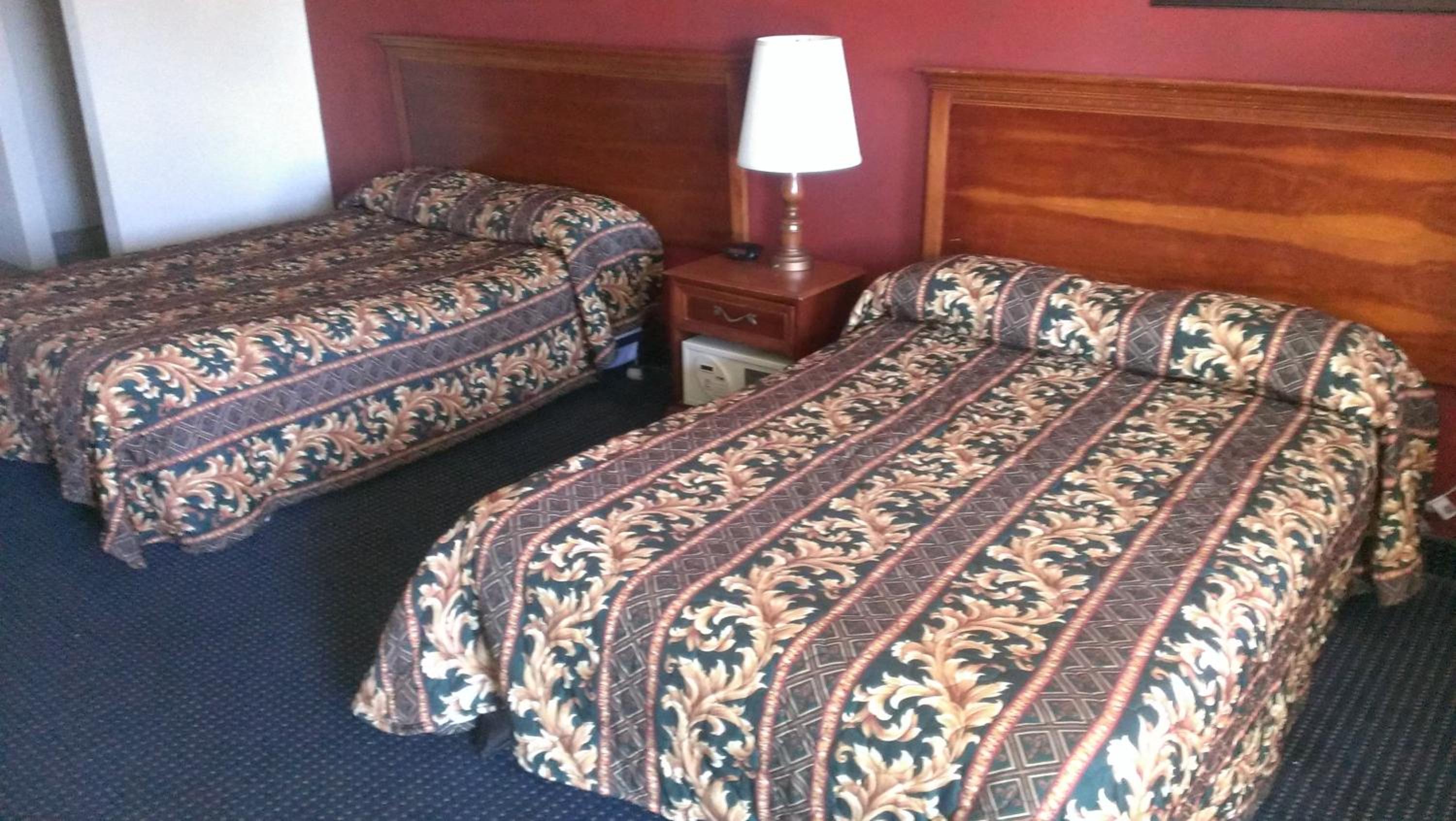 King Room with Two King Beds - Smoking - Photo 5