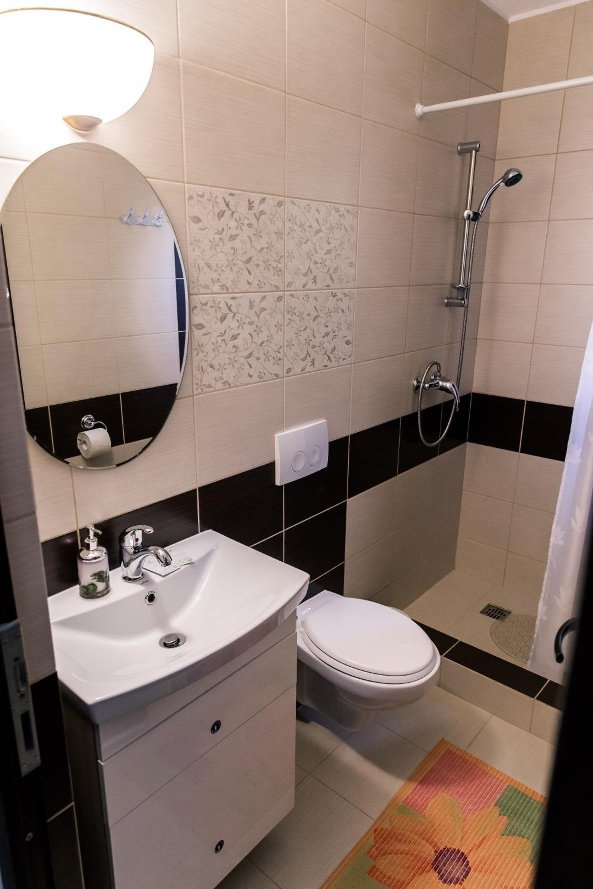 Double Room with Private Bathroom - Photo 1