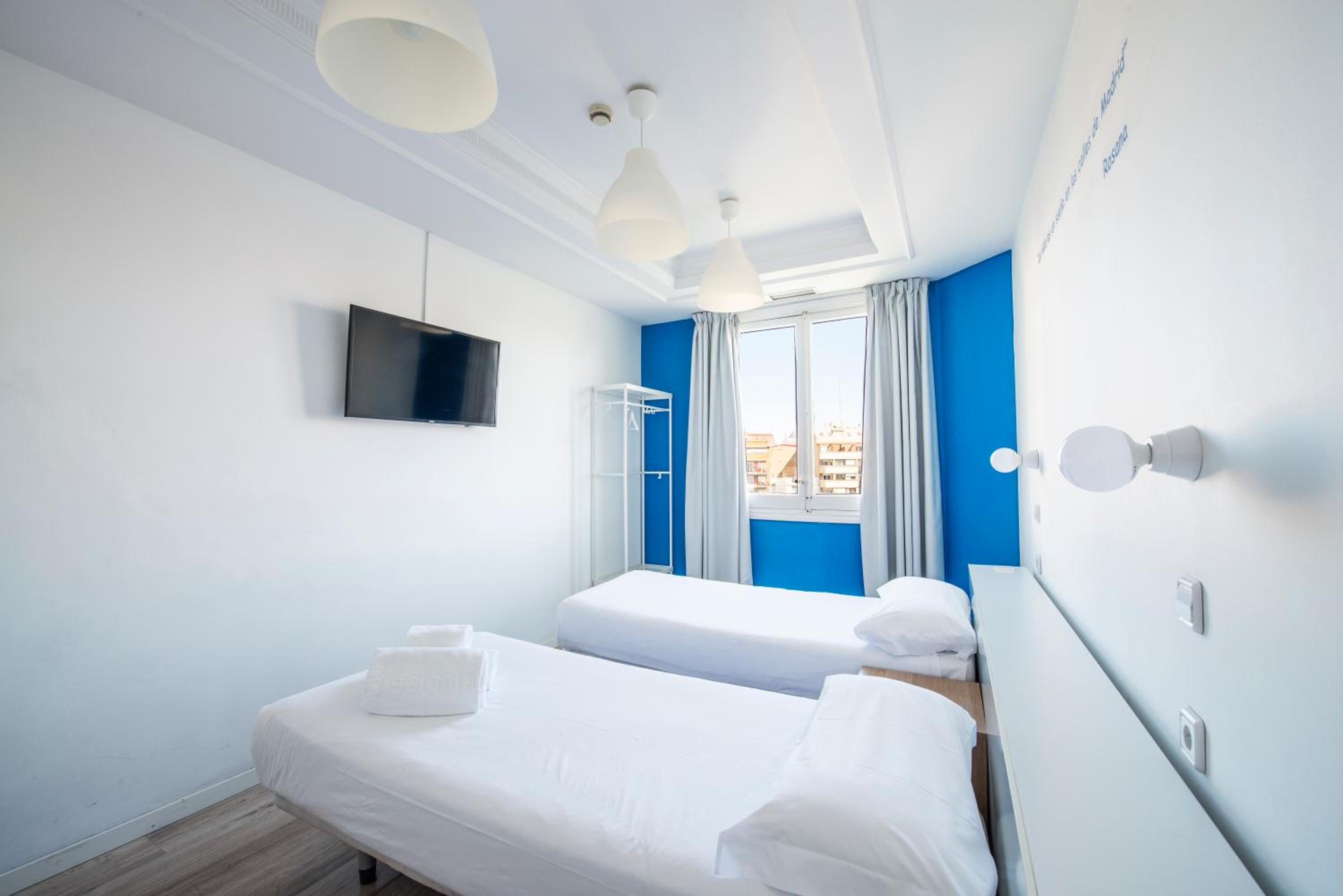 Cama en Dormitorio Mixto de 8 Camas con Baño Compartido