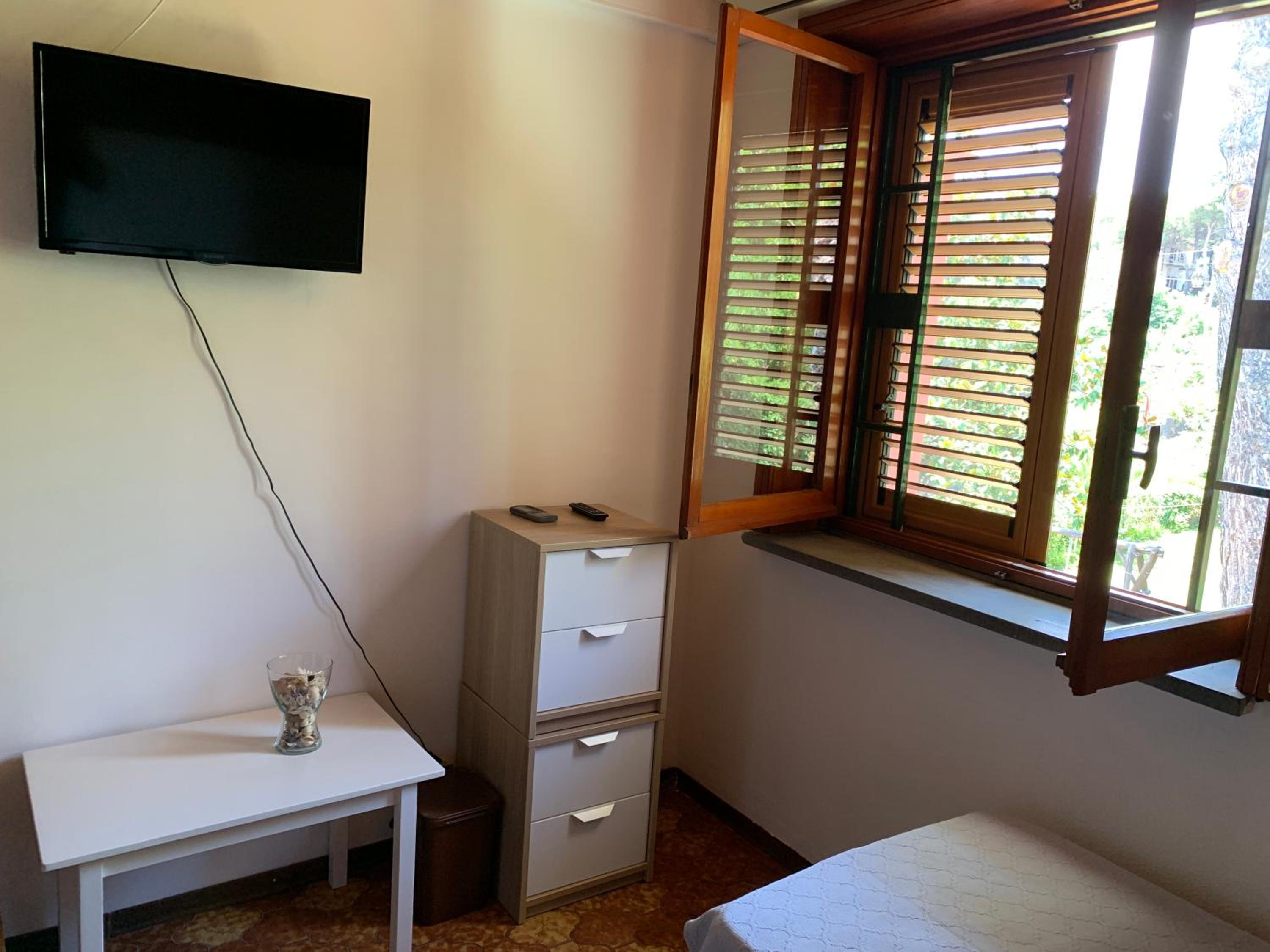 Twin Room with Shared Bathroom photo 2