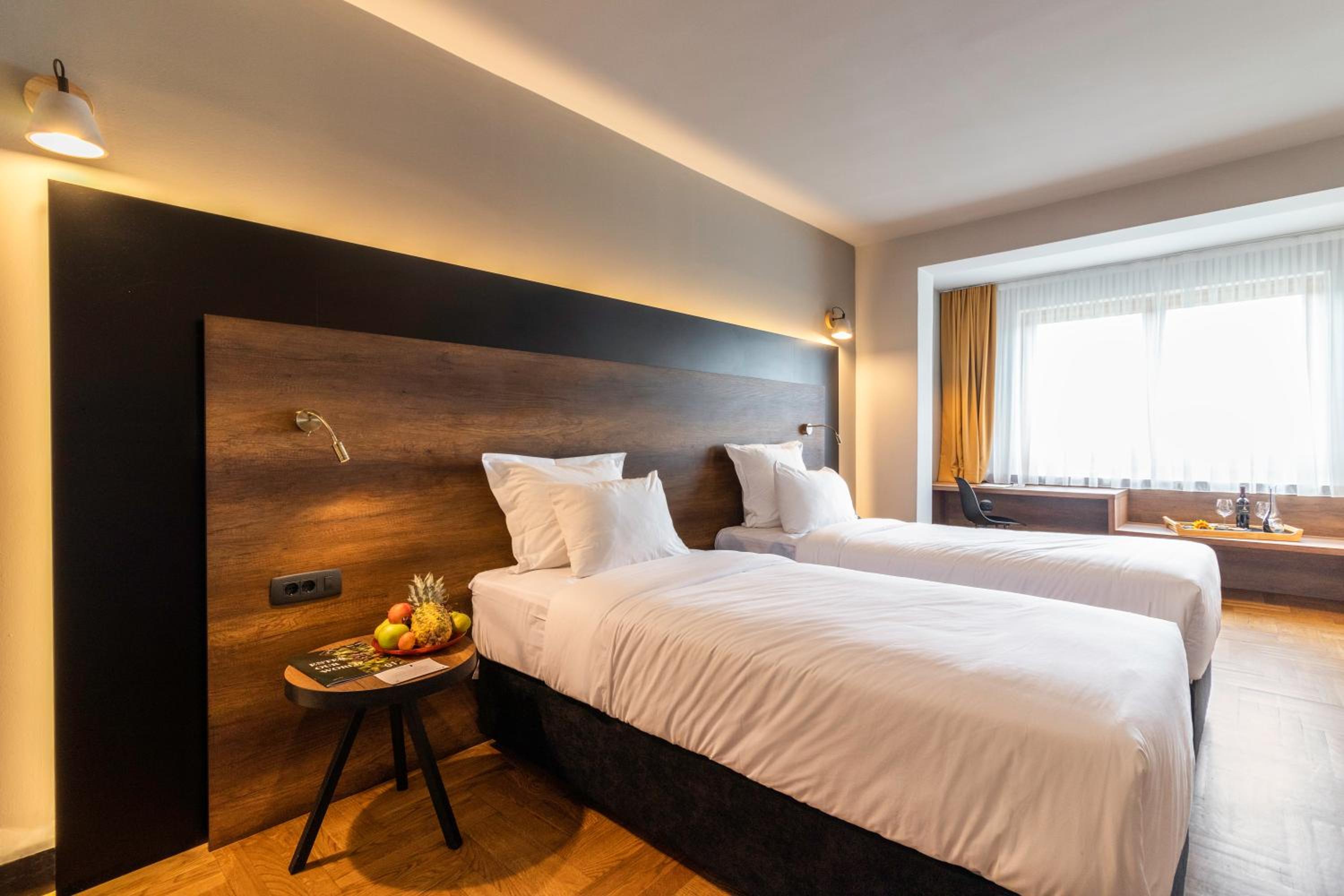 Standard Room with Balcony & Arena view - Photo 8