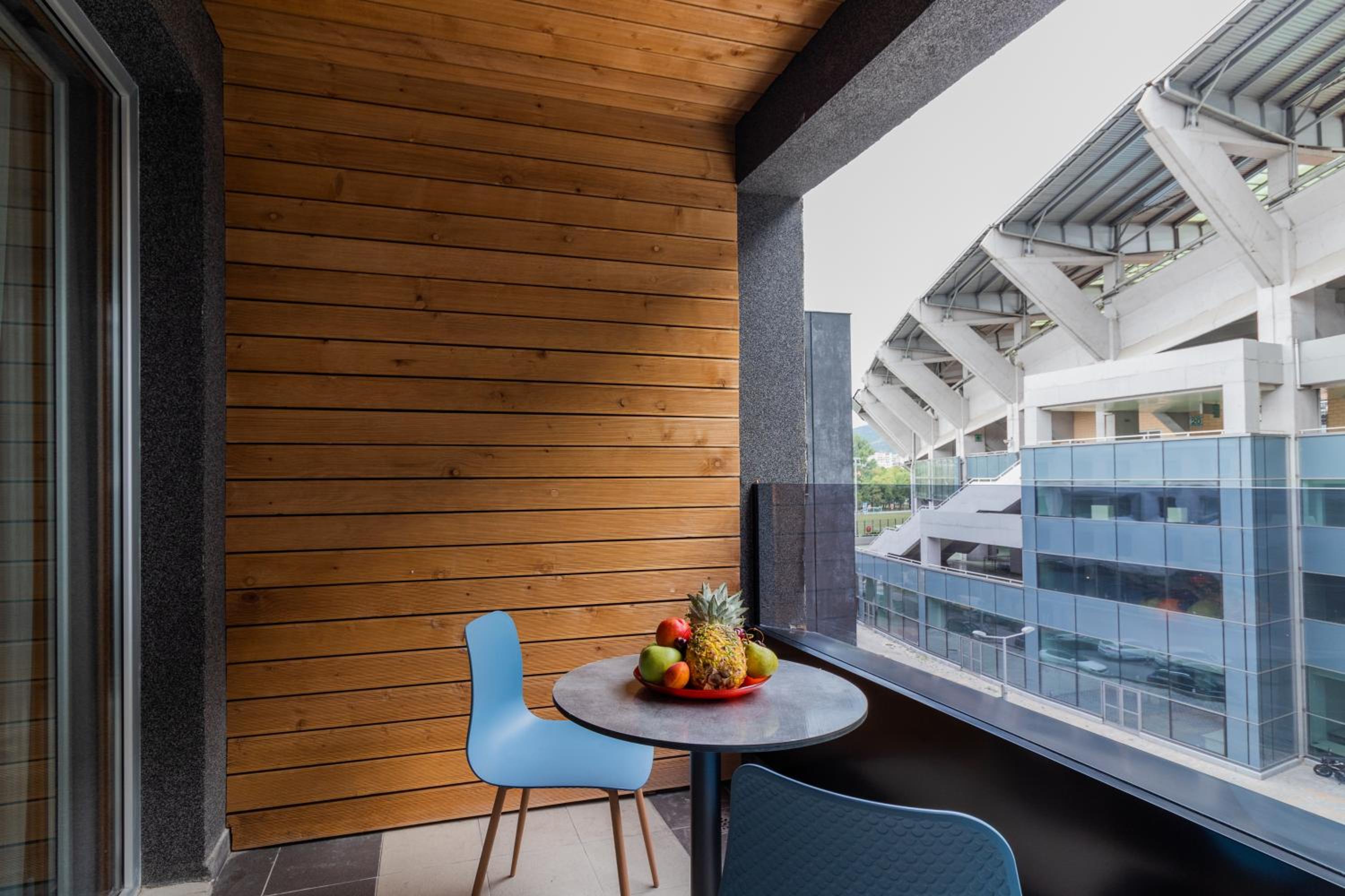 Standard Room with Balcony & Arena view - Photo 5