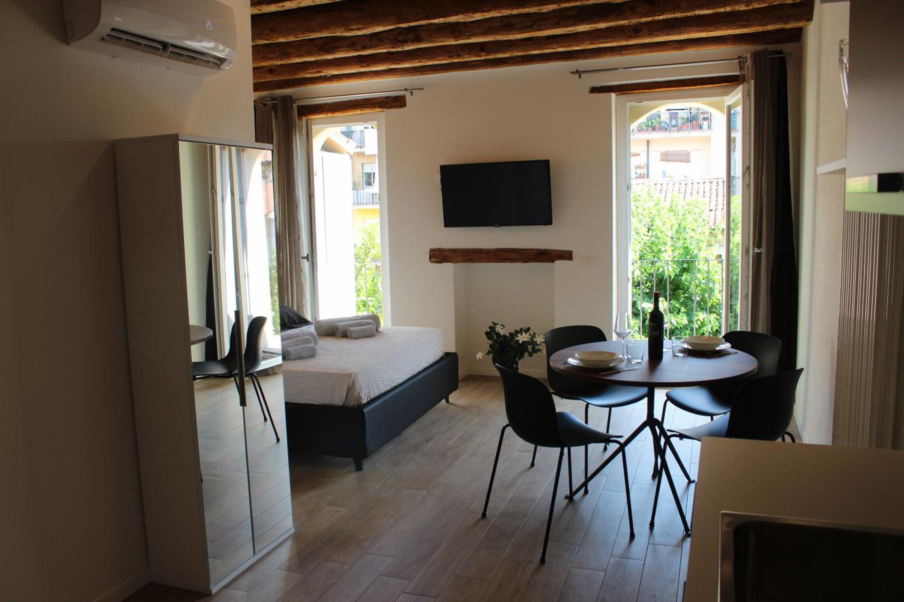 Apartment with Balcony - Photo 9