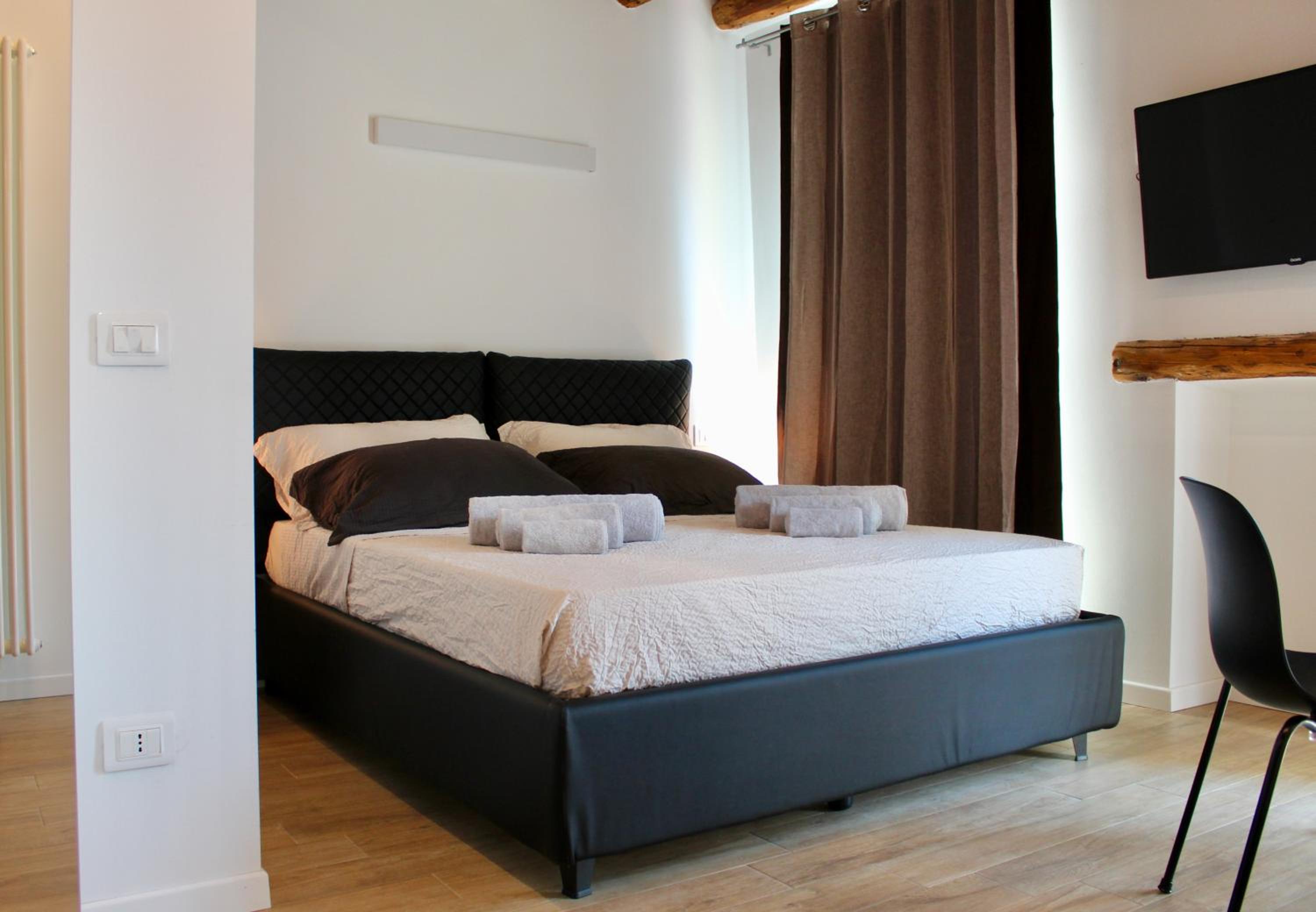 Apartment with Balcony - Photo 12