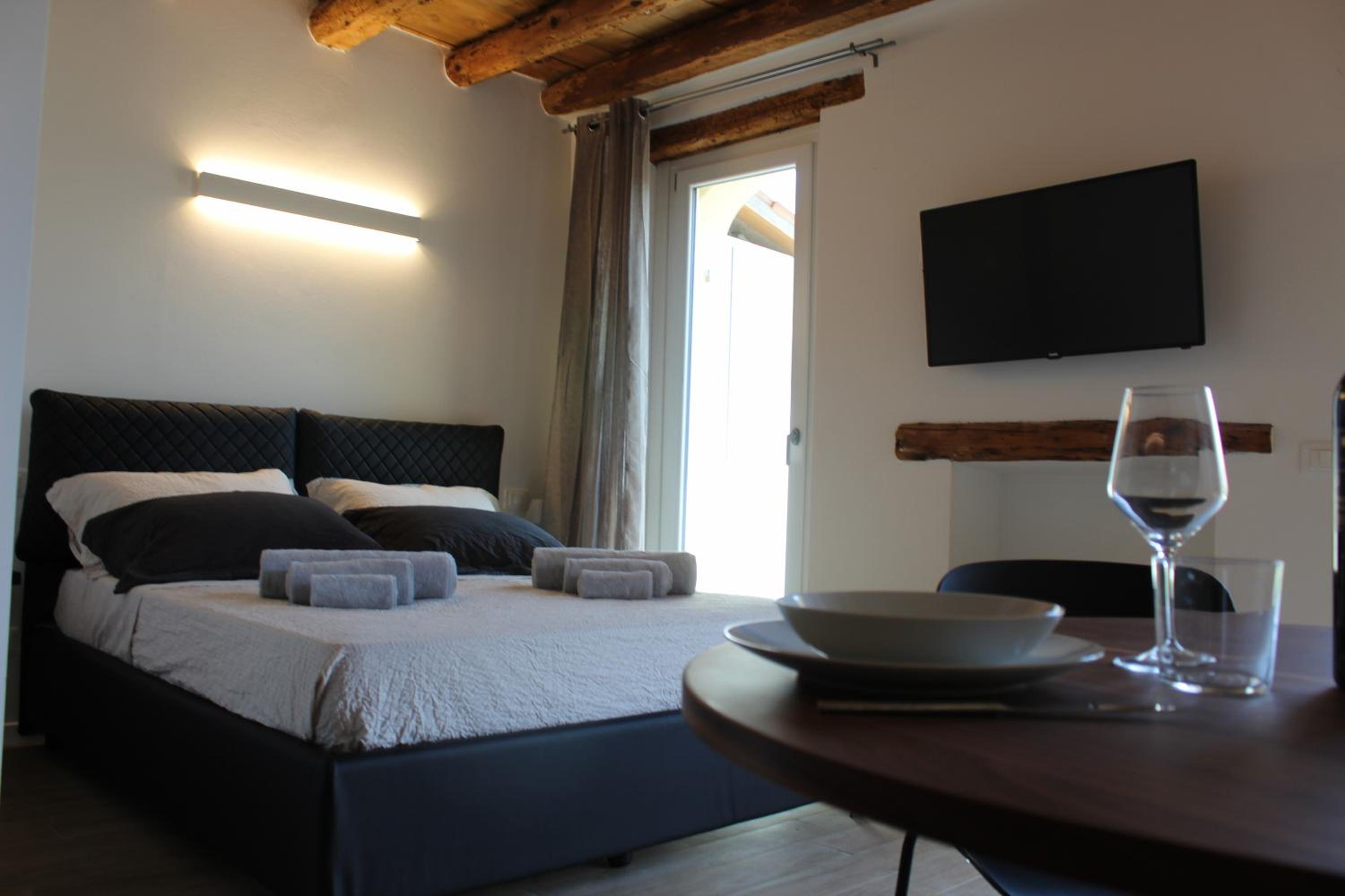 Apartment with Balcony - Photo 10