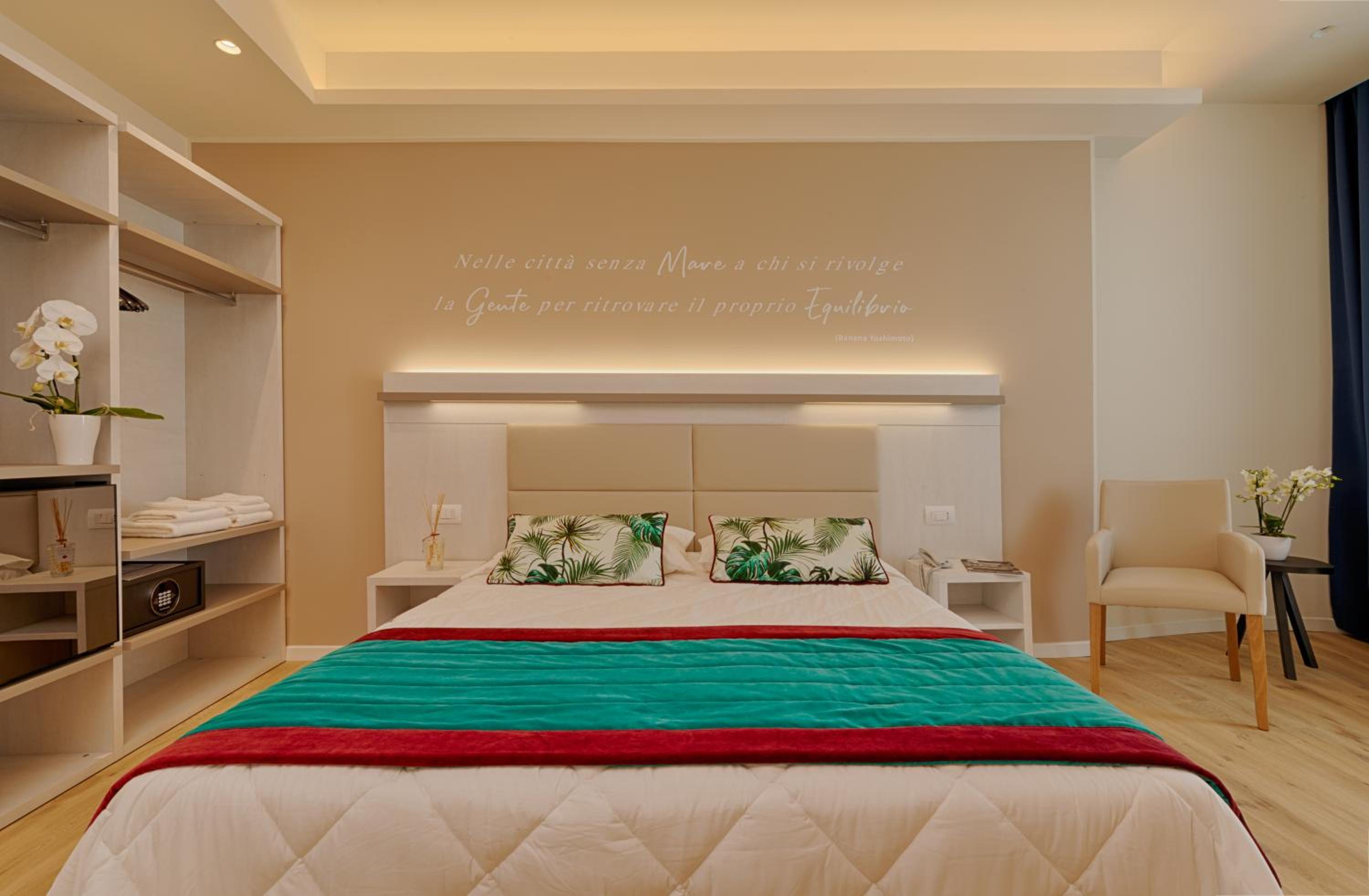 Deluxe Double or Twin Room with Sea View photo 2
