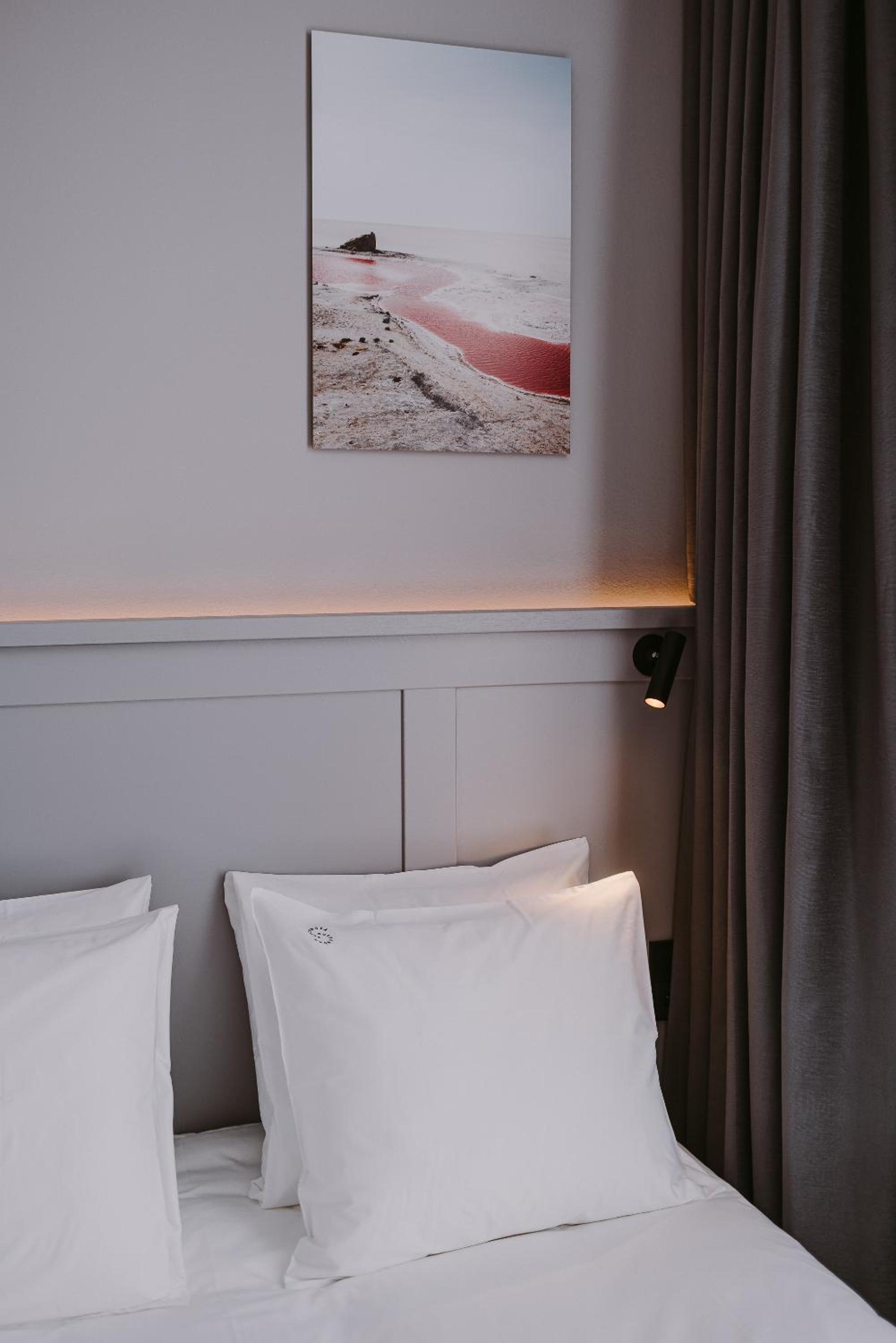 Standard Double Room - Photo 11
