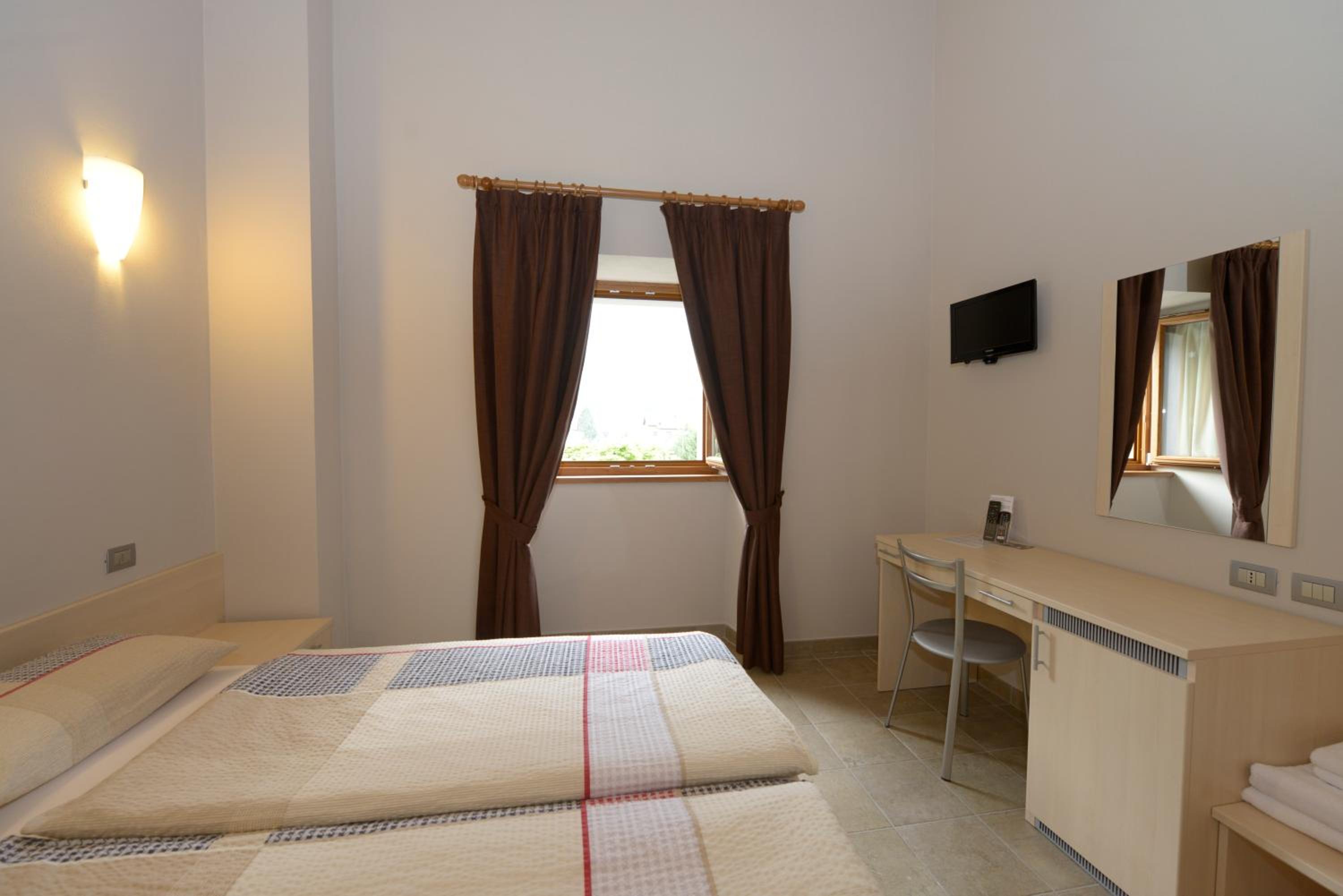 Double or Twin Room - Photo 4