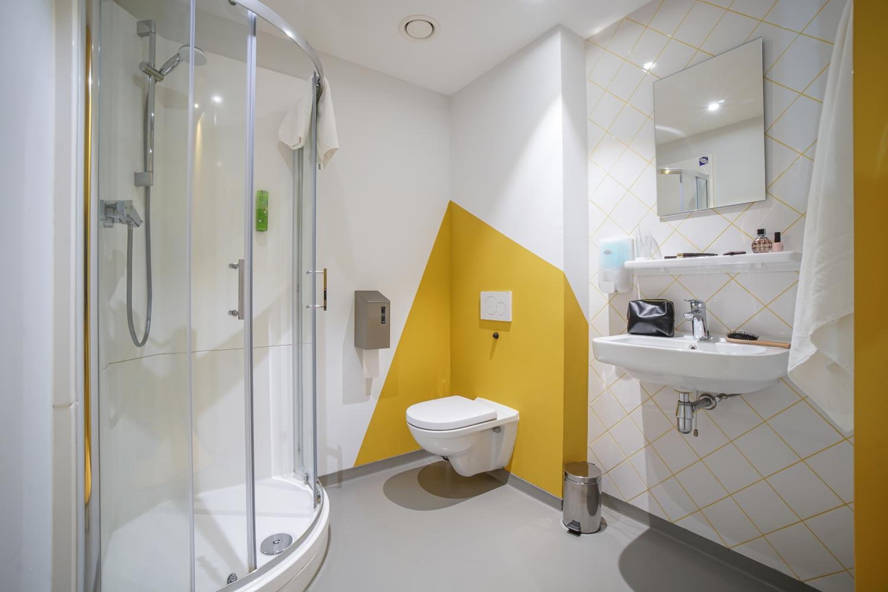 Quadruple Room with Private Bathroom photo 2