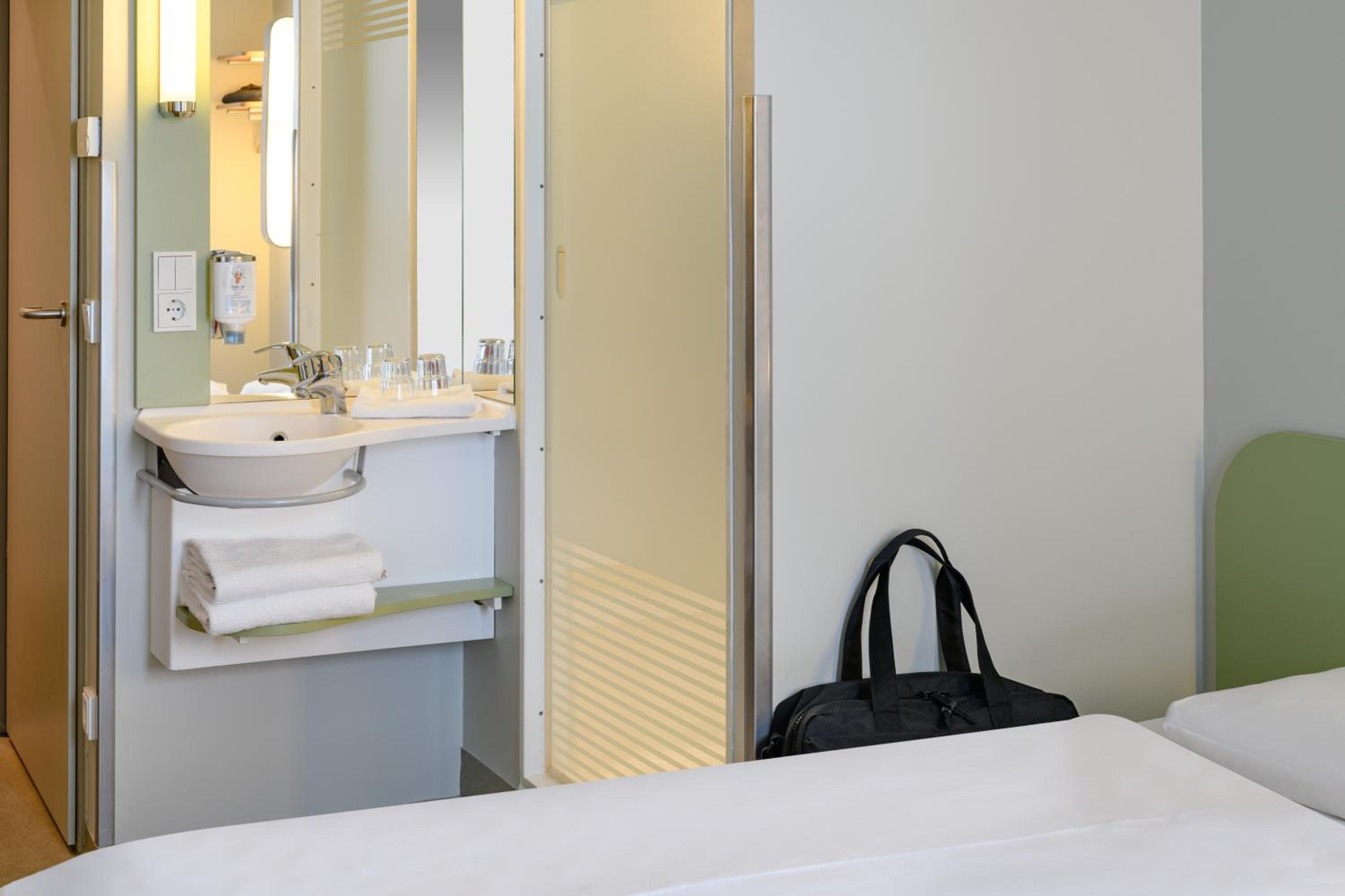 Twin Room - Photo 5