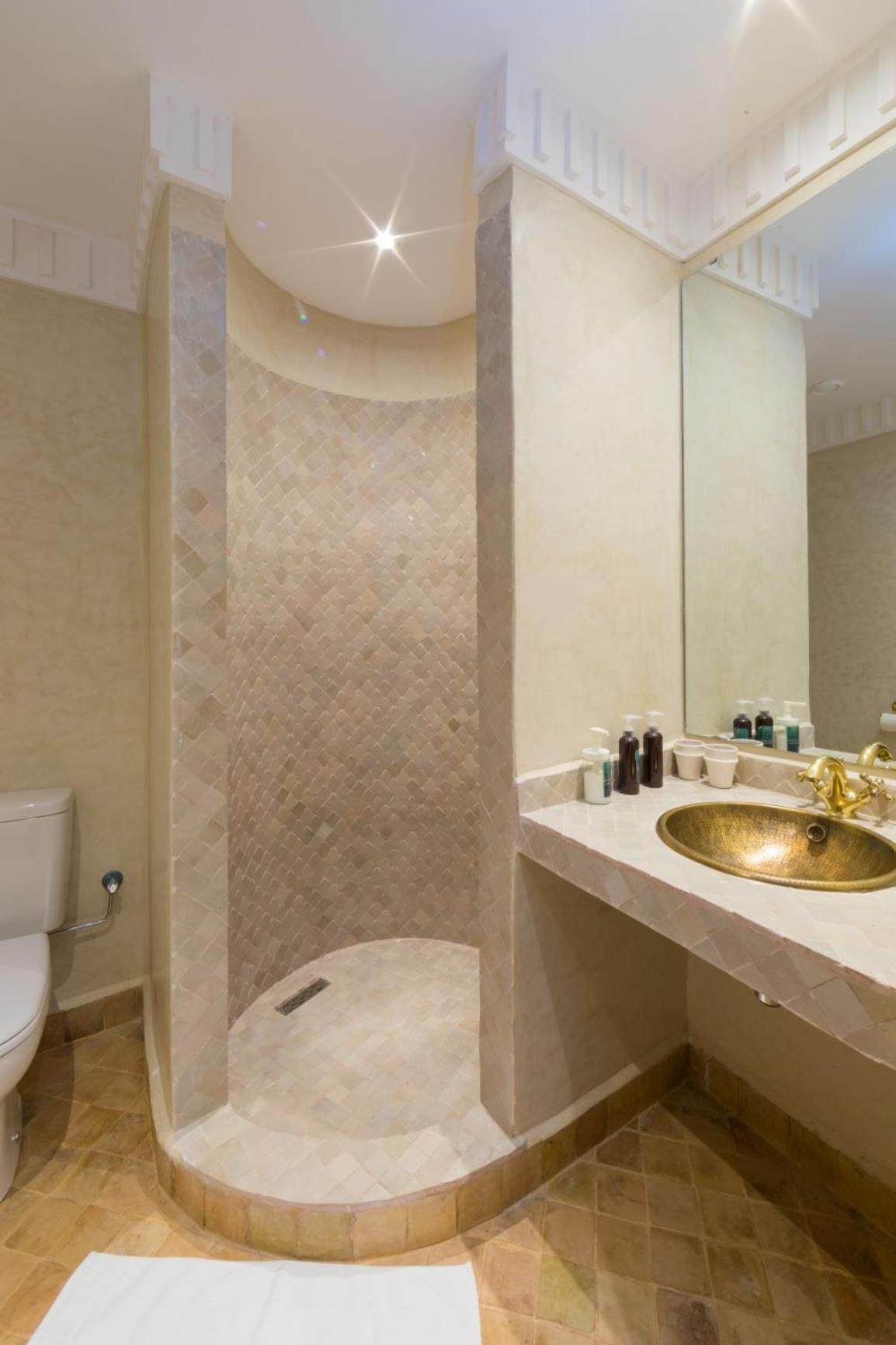 Double Room with Balcony - Photo 5