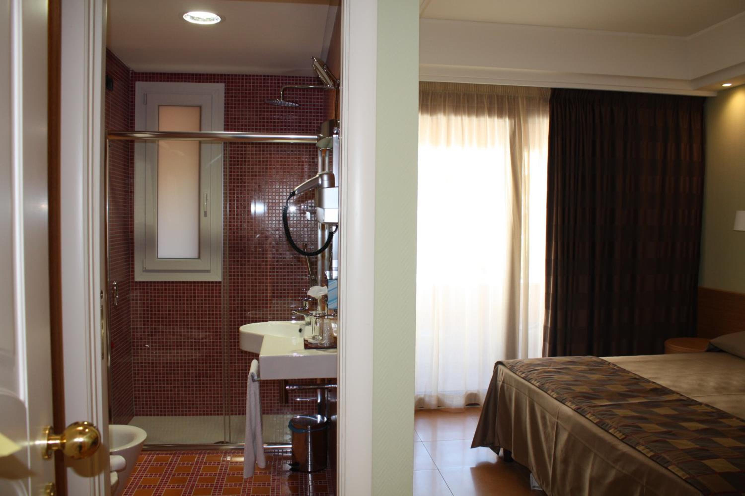 Standard Double or Twin Room - Photo 11