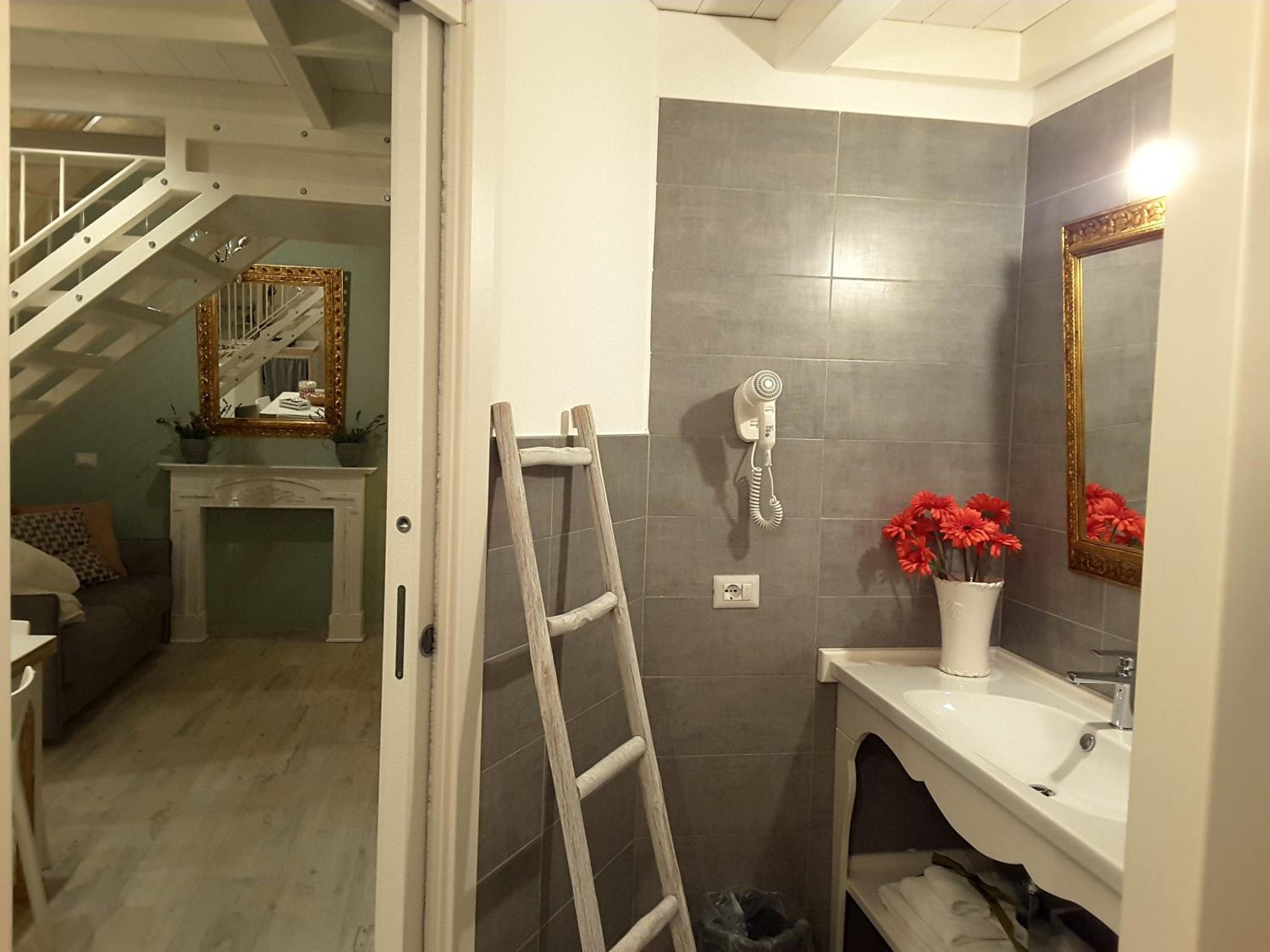 One-Bedroom Apartment - Photo 3