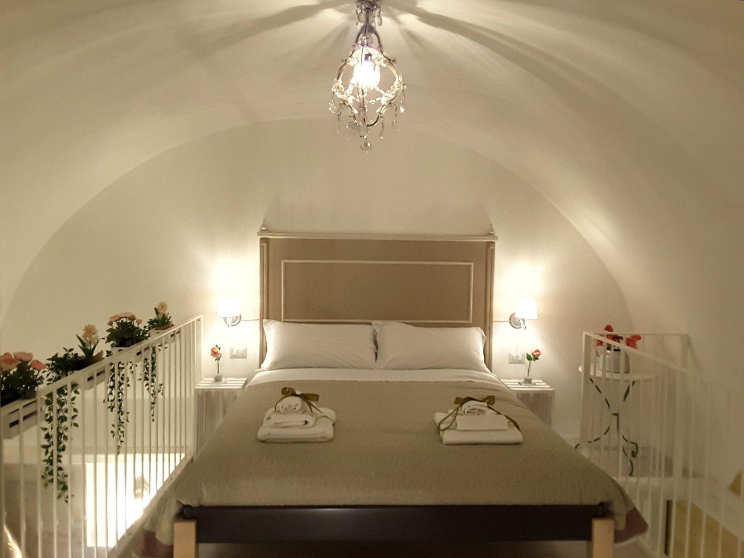 One-Bedroom Apartment - Photo 2