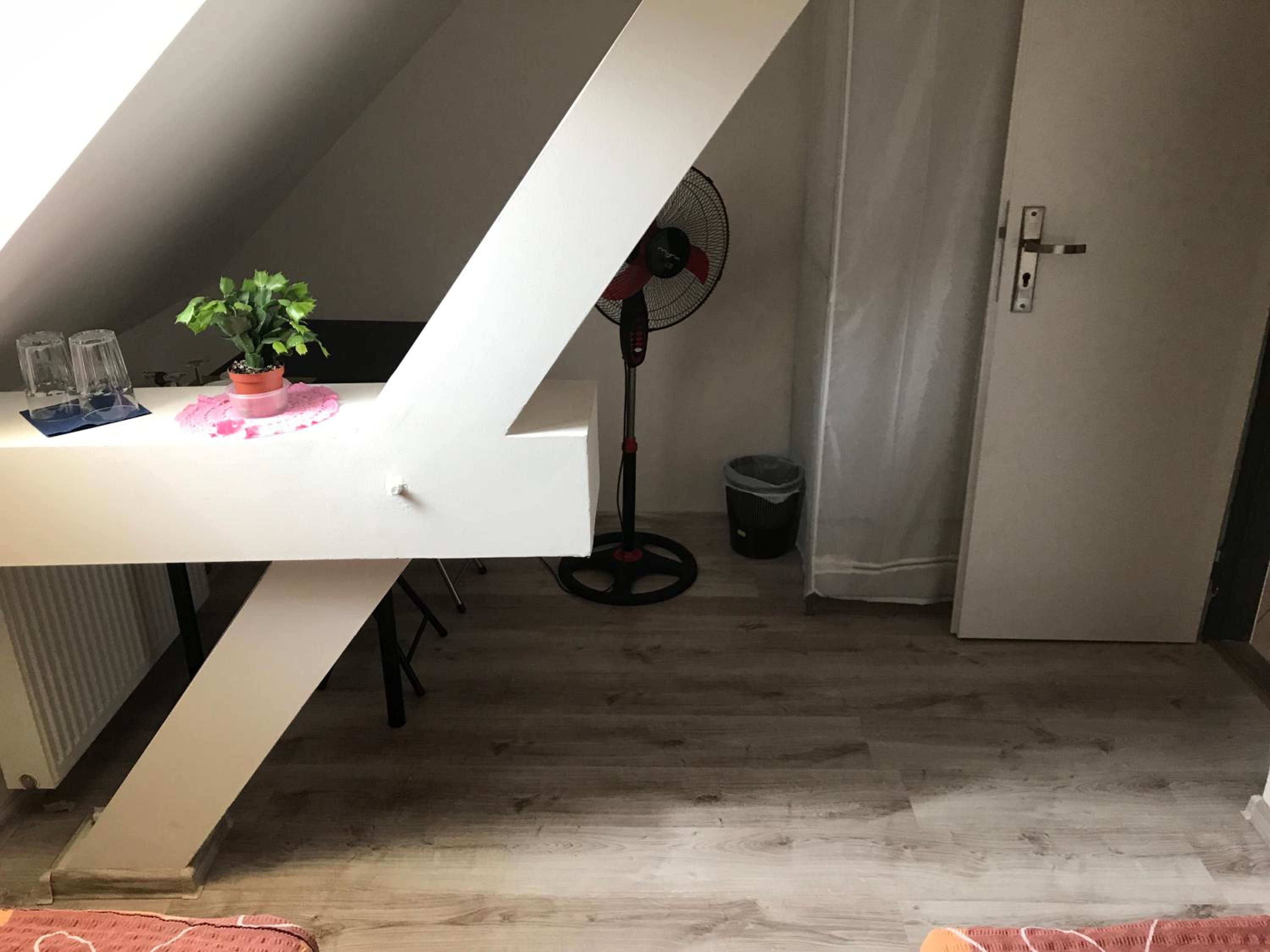 Small Twin Room - Photo 11