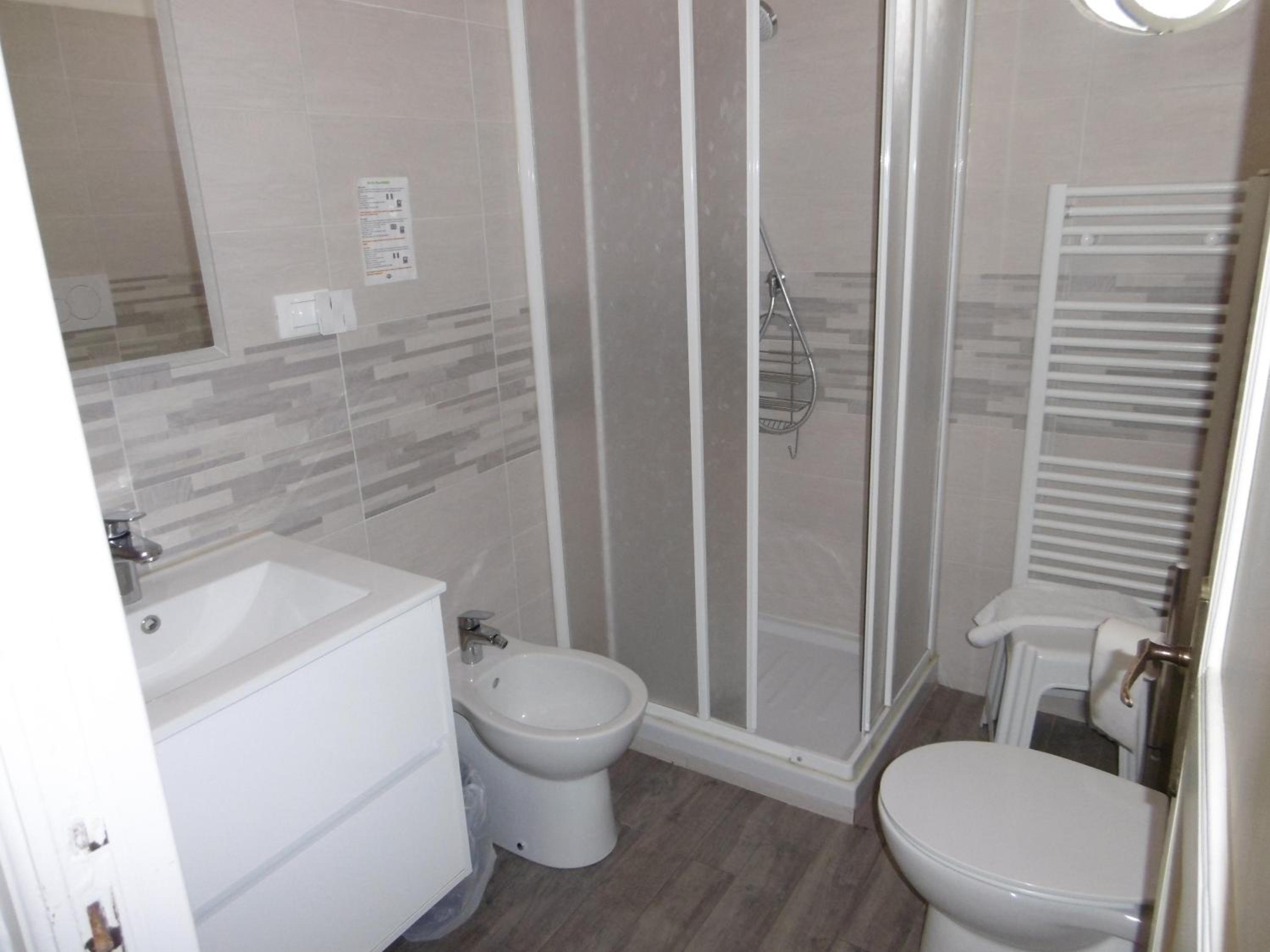 Standard Double Room - Photo 11