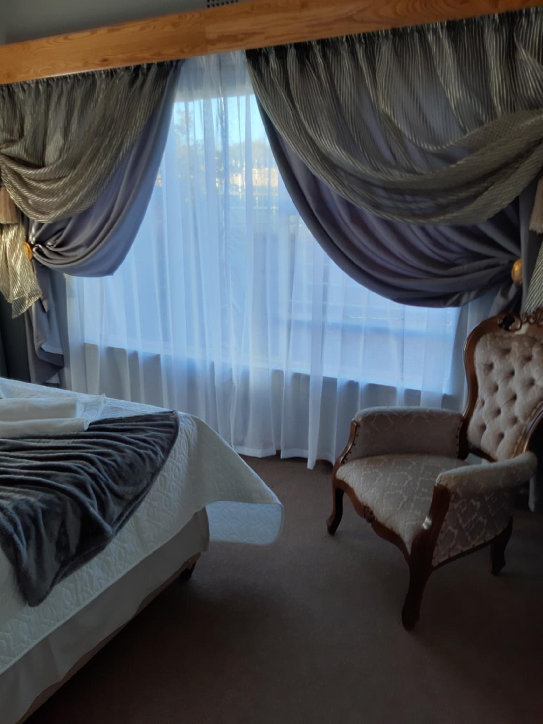Queen Room photo 2