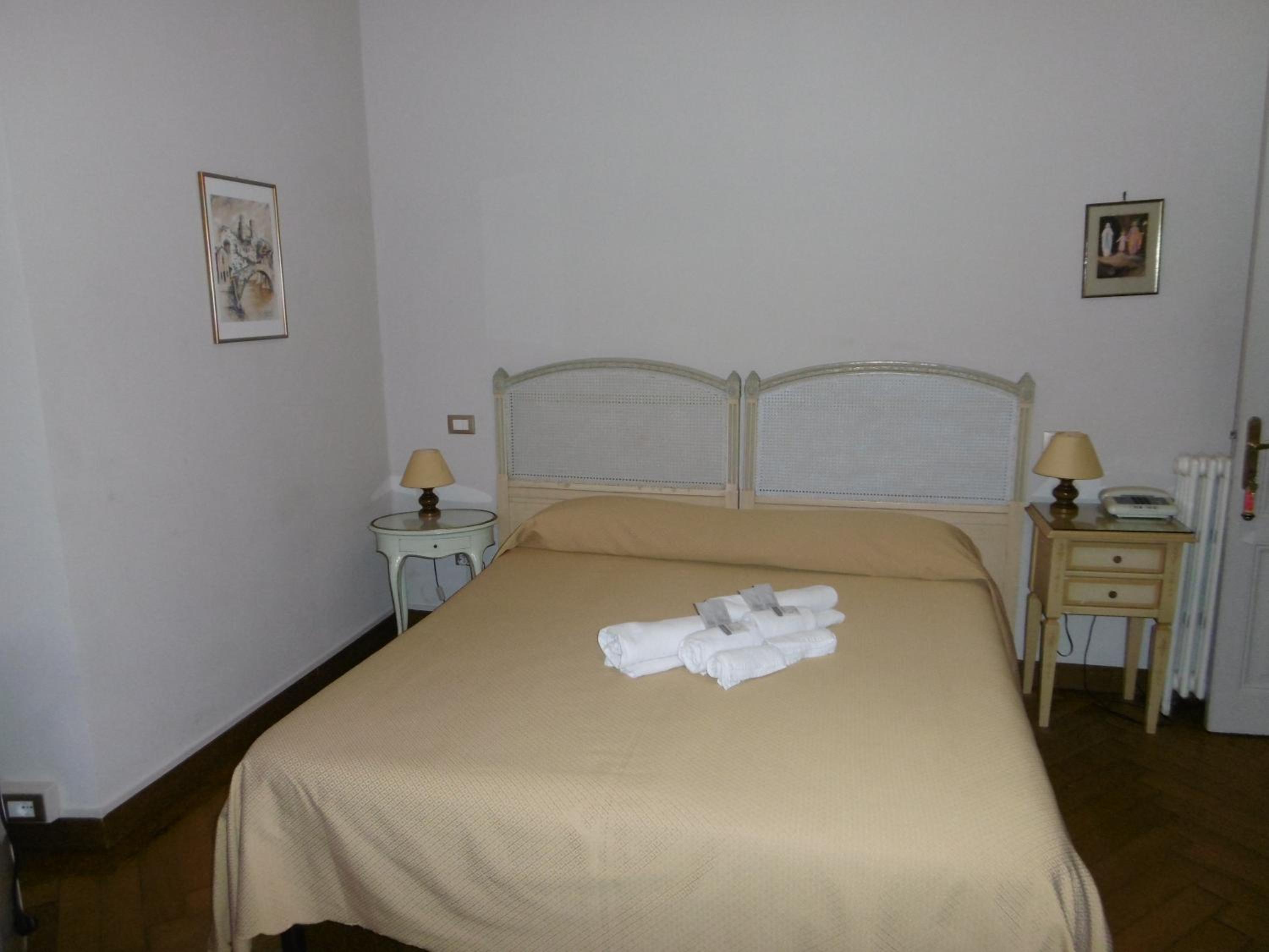 Economy Double Room - Photo 9