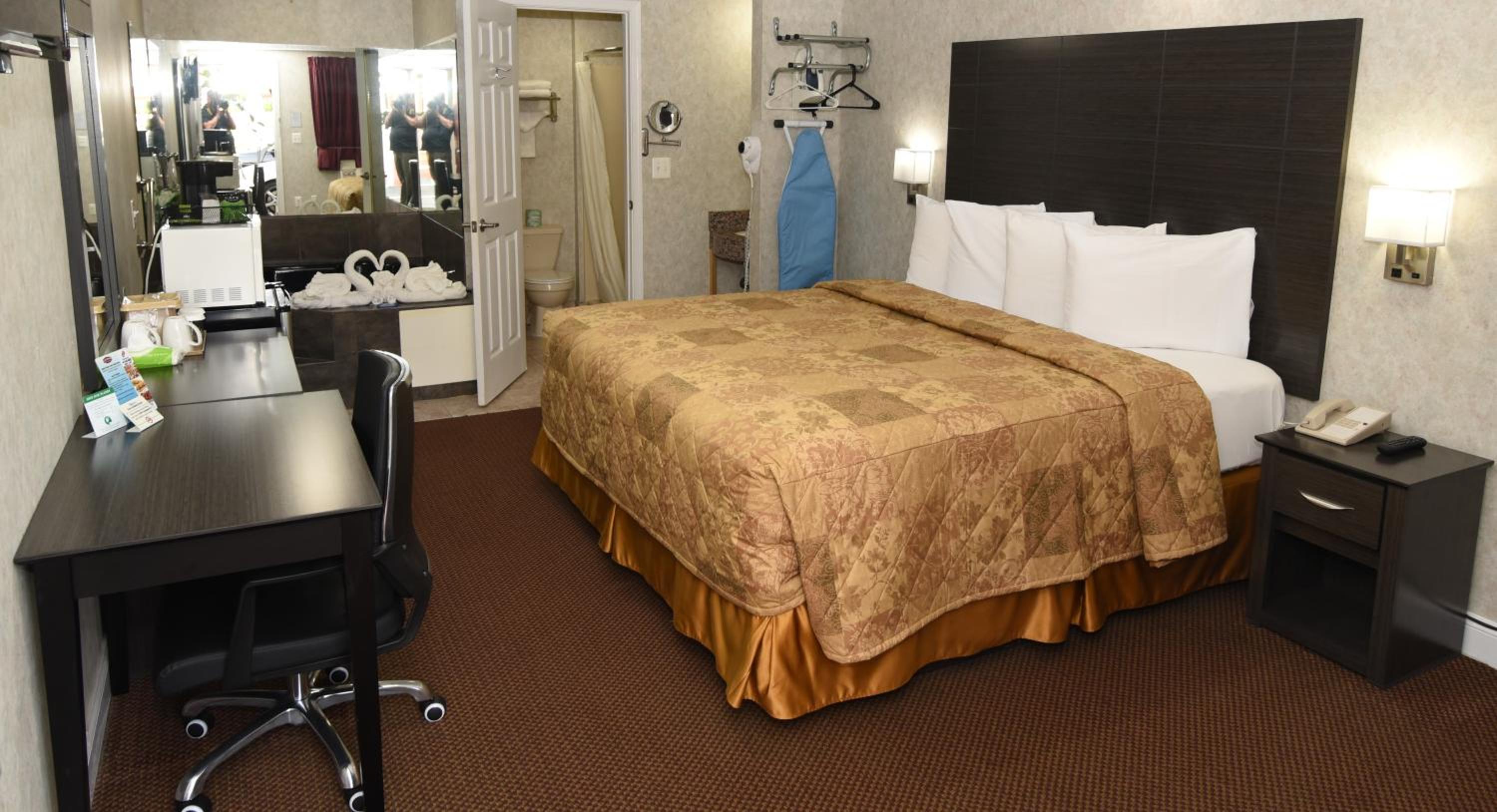Deluxe King Room with Spa Bath nonsmoking - Photo 1