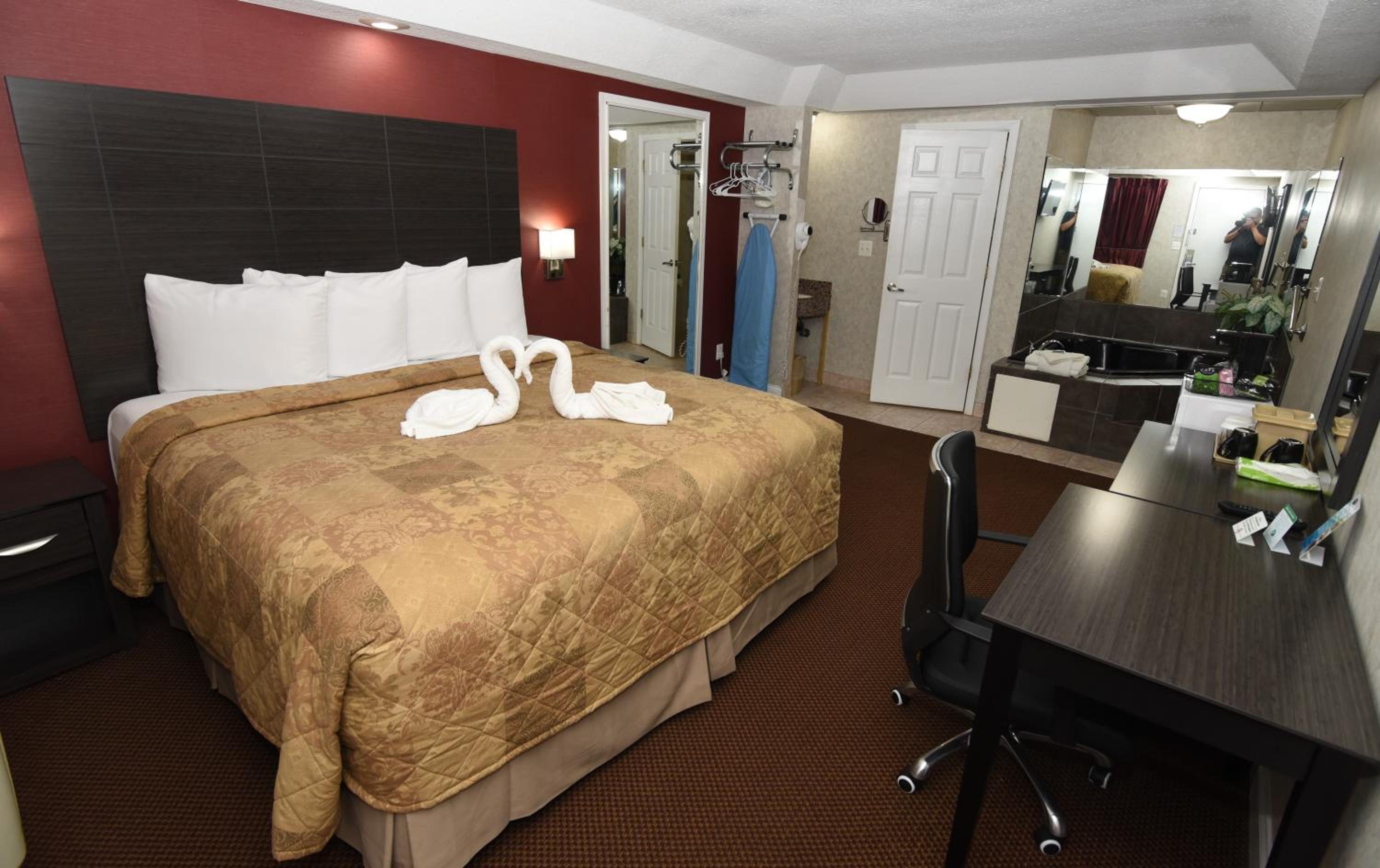 Deluxe King Room with Spa Bath nonsmoking - Photo 2