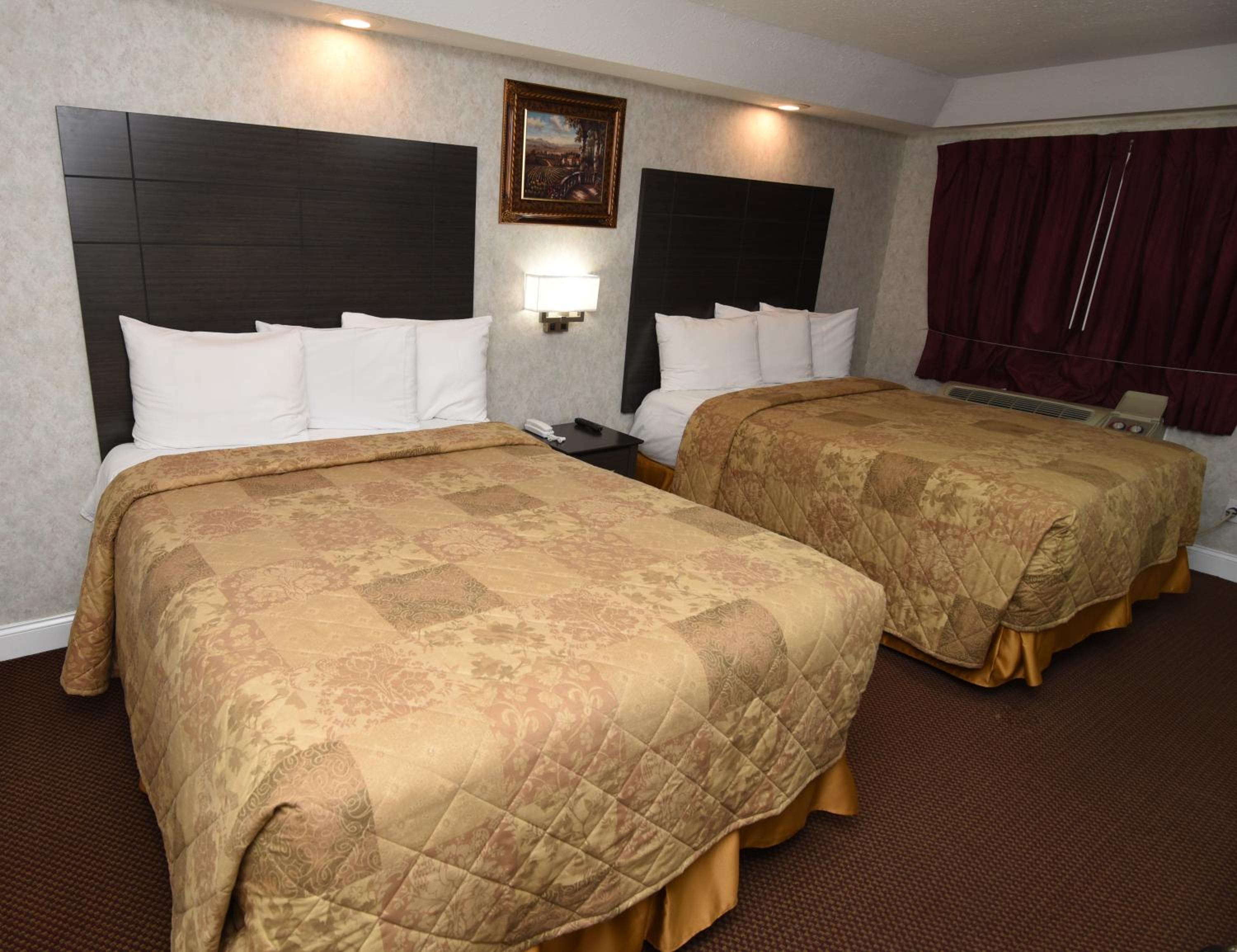 Deluxe Queen Room with Two Queen Beds - Non-Smoking - Photo 5