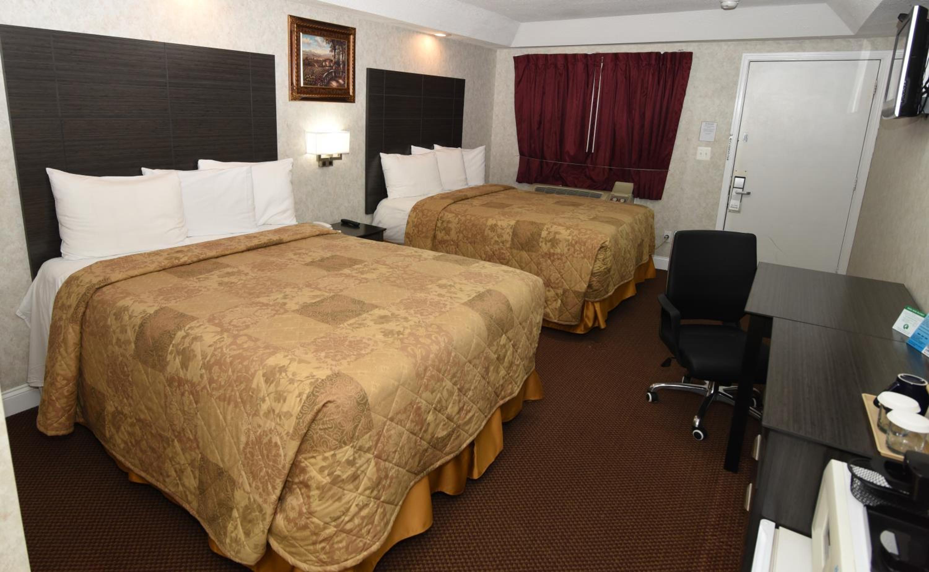 Deluxe Queen Room with Two Queen Beds - Non-Smoking - Photo 4