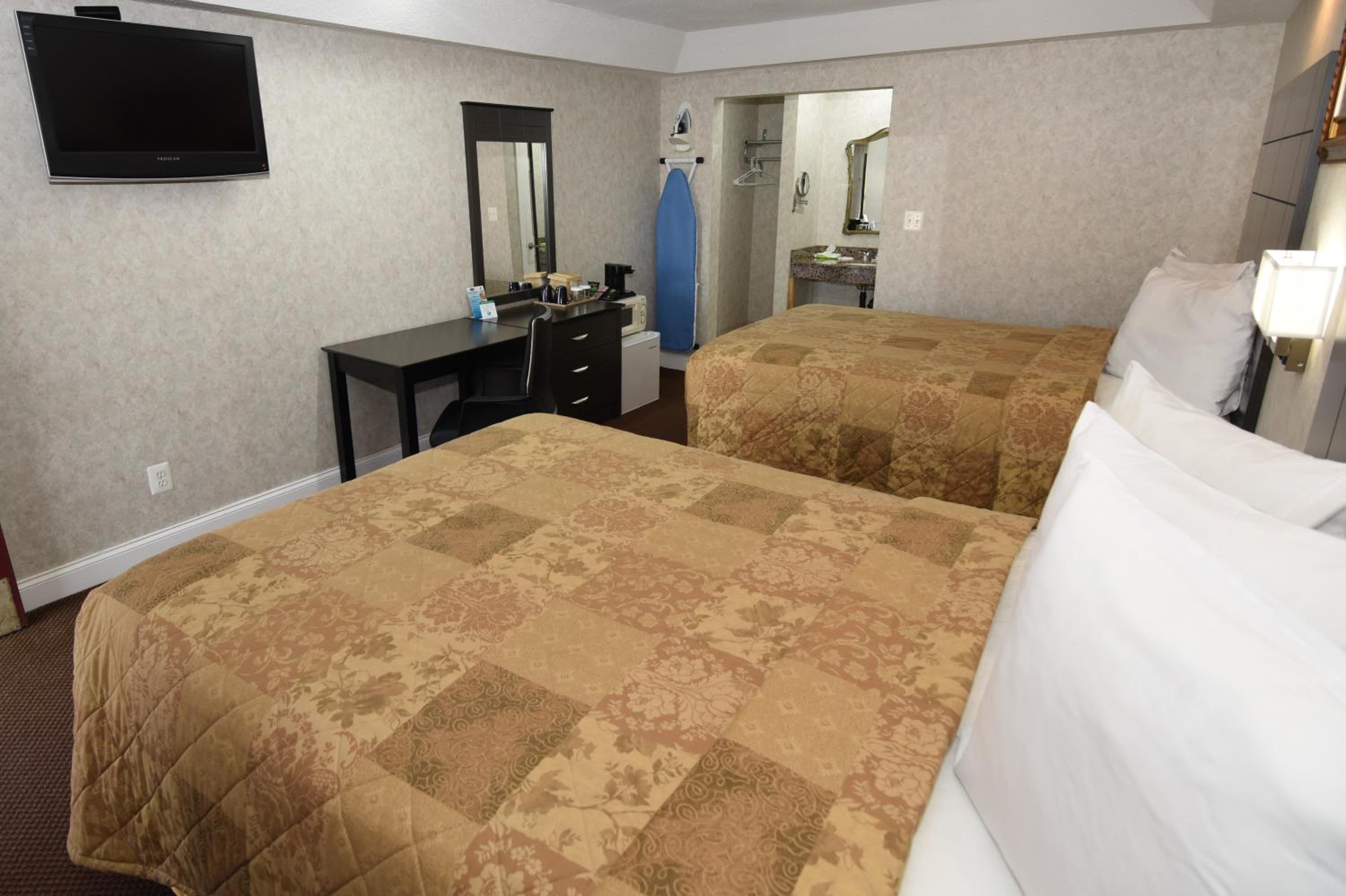 Deluxe Queen Room with Two Queen Beds - Non-Smoking - Photo 3
