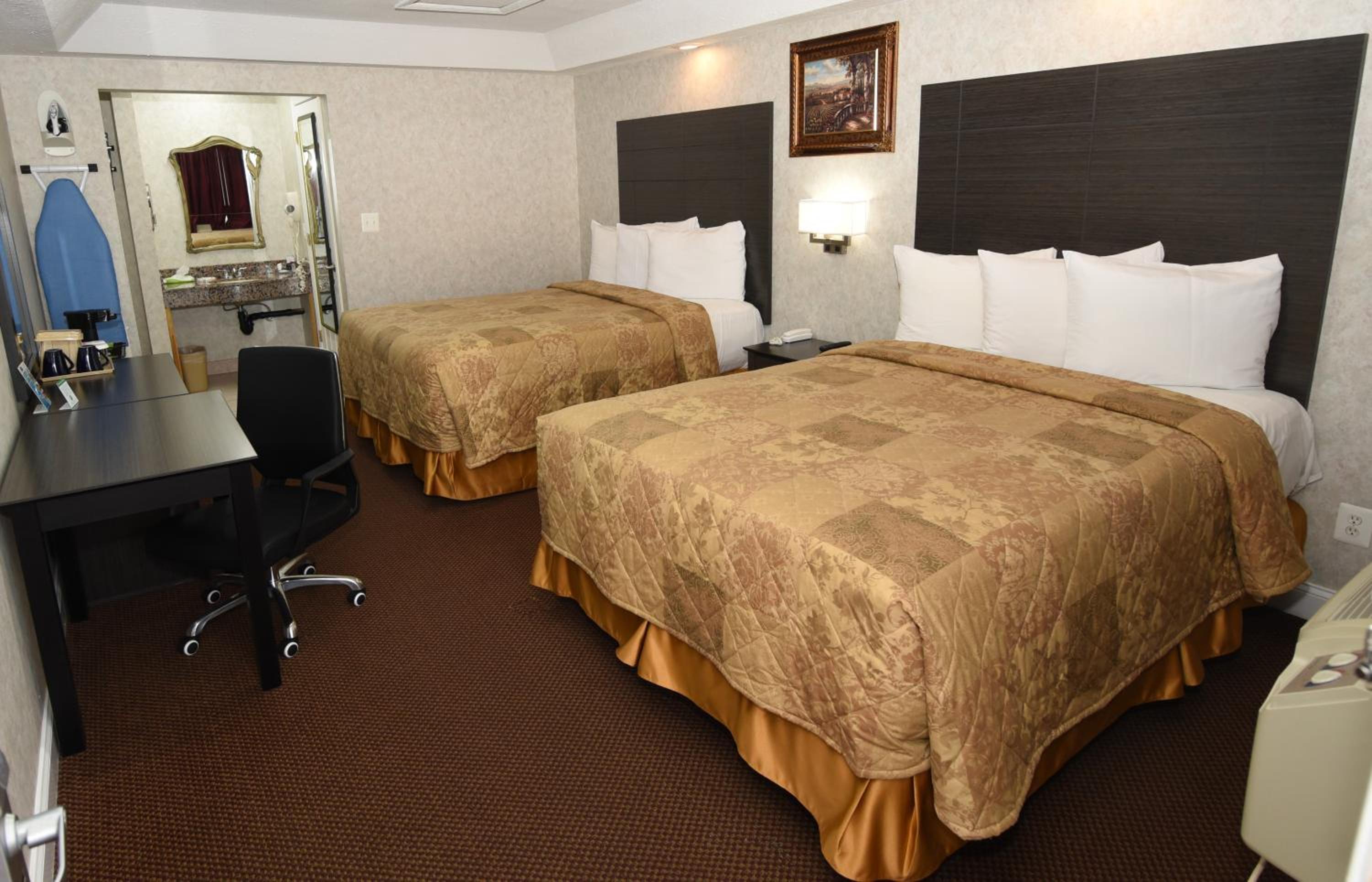 Deluxe Queen Room with Two Queen Beds - Non-Smoking - Photo 6