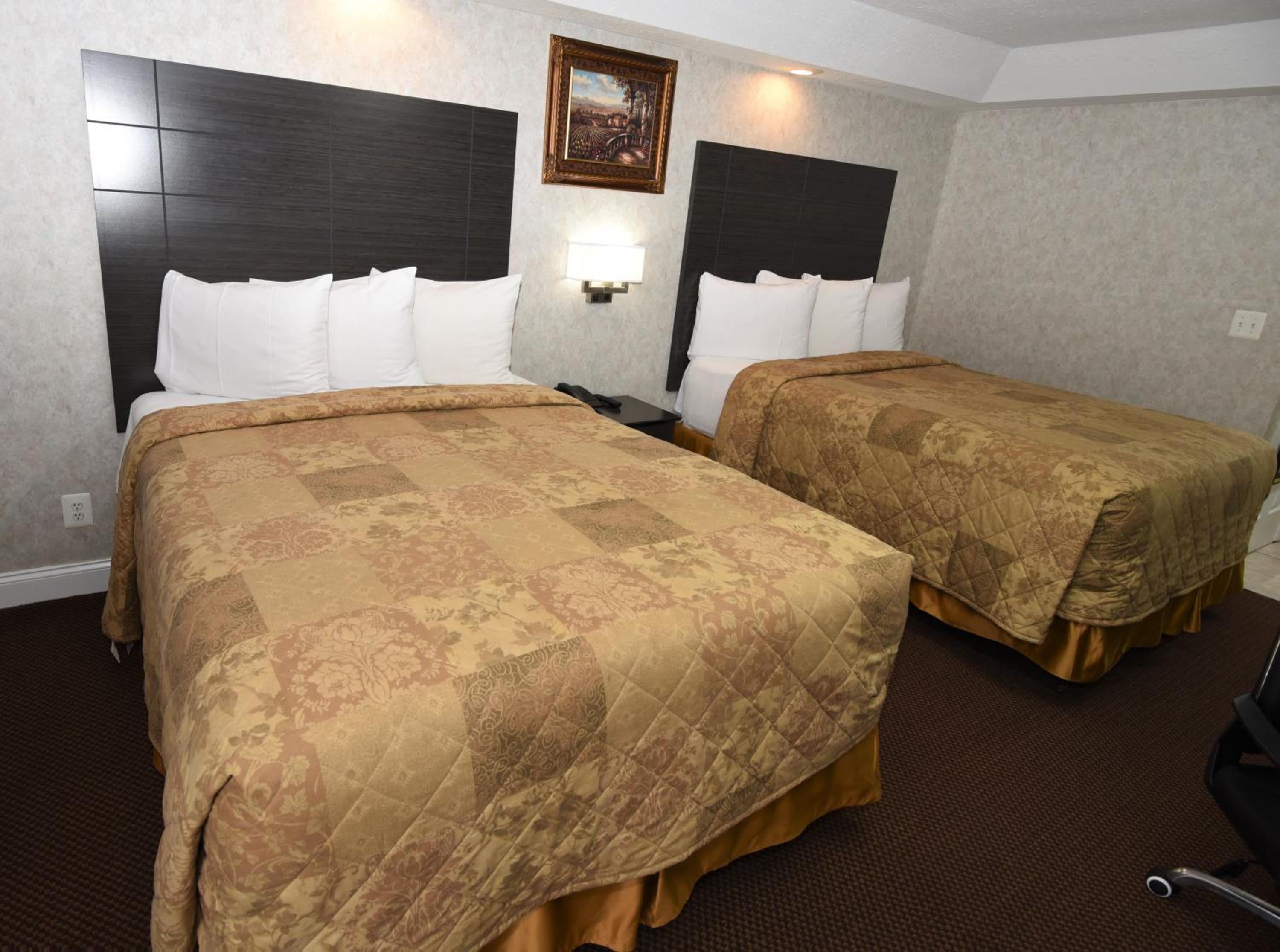 Deluxe Queen Room with Two Queen Beds - Non-Smoking - Photo 7