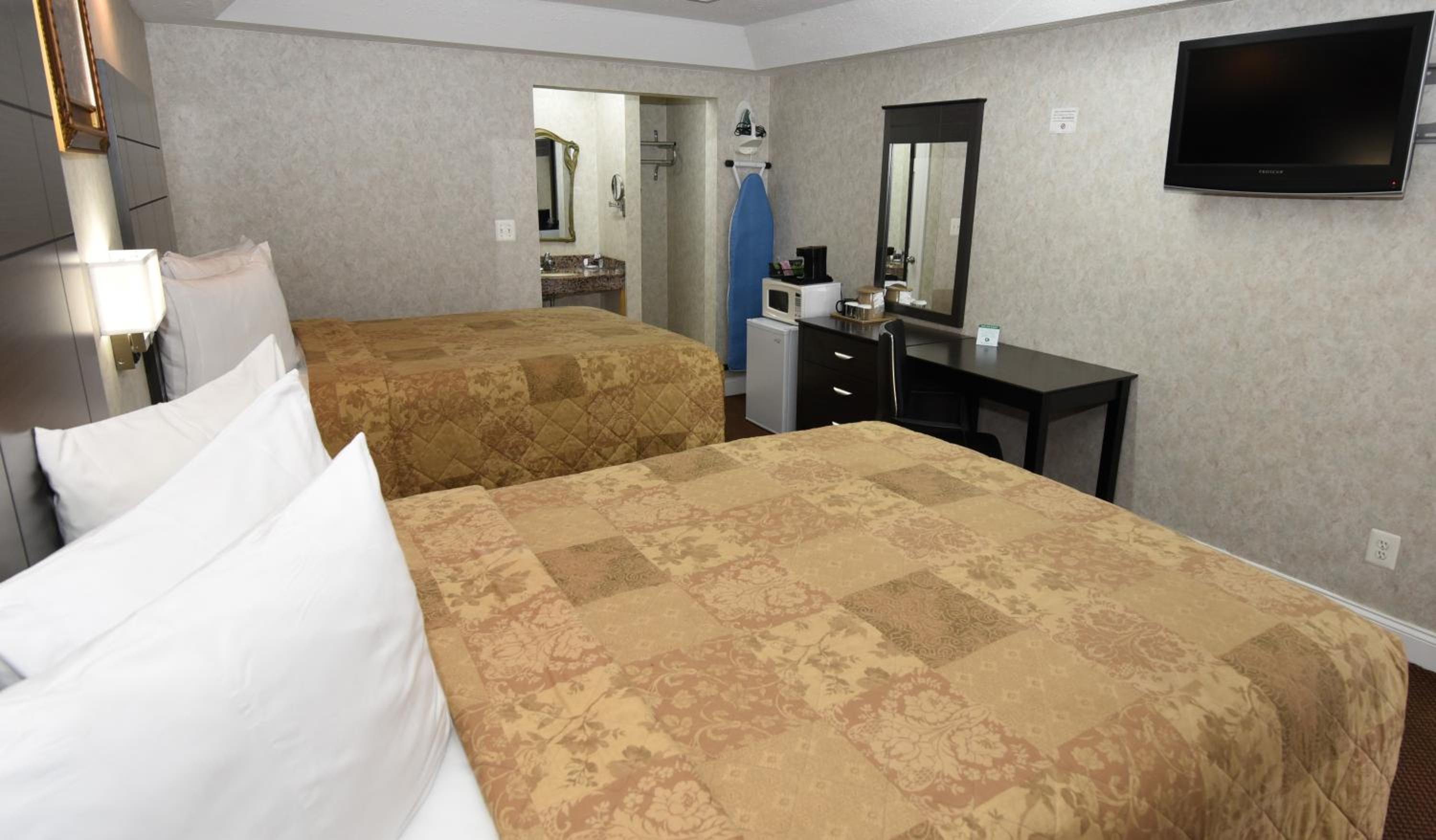 Deluxe Queen Room with Two Queen Beds - Non-Smoking - Photo 8