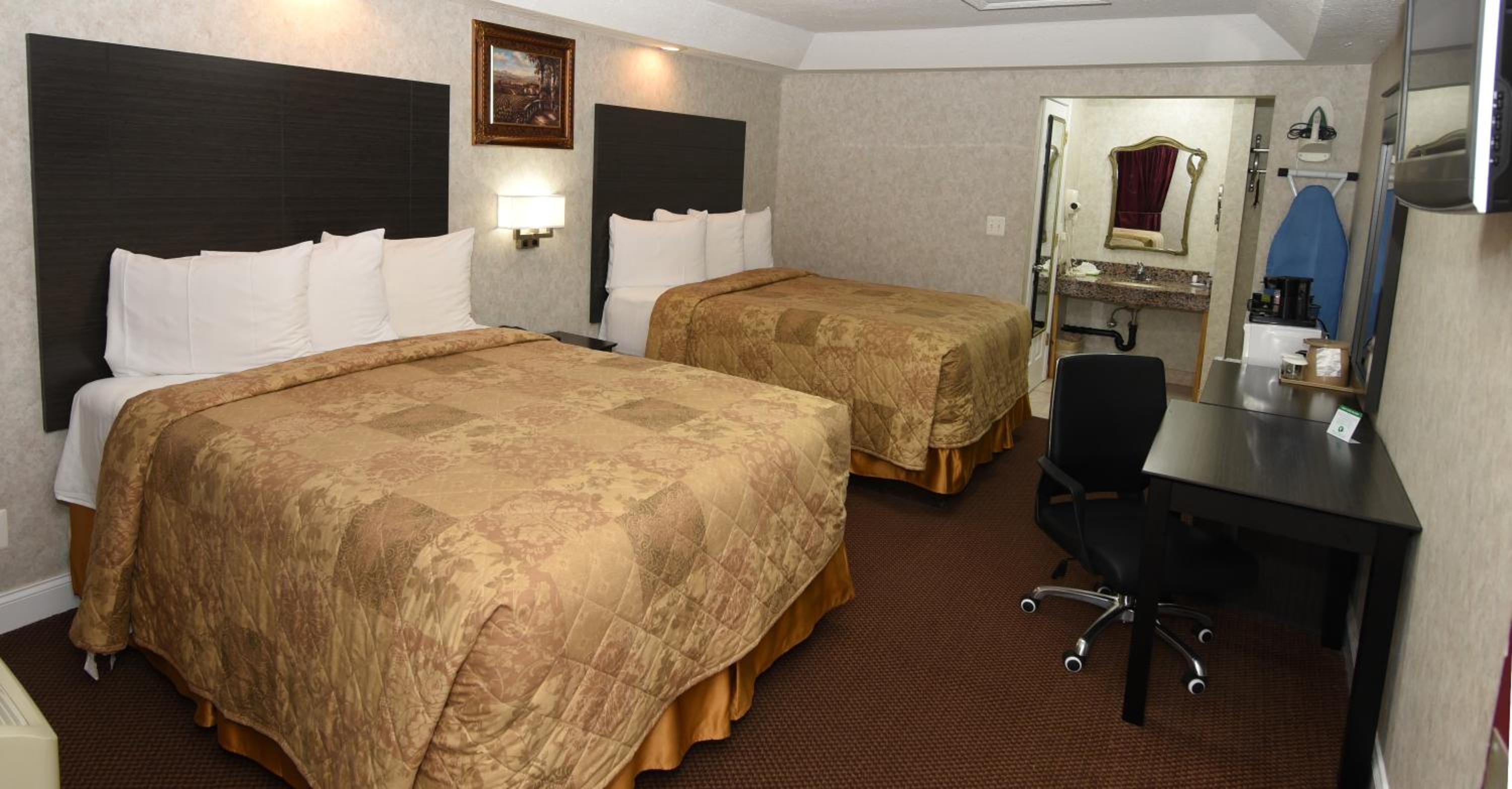 Deluxe Queen Room with Two Queen Beds - Non-Smoking - Photo 1