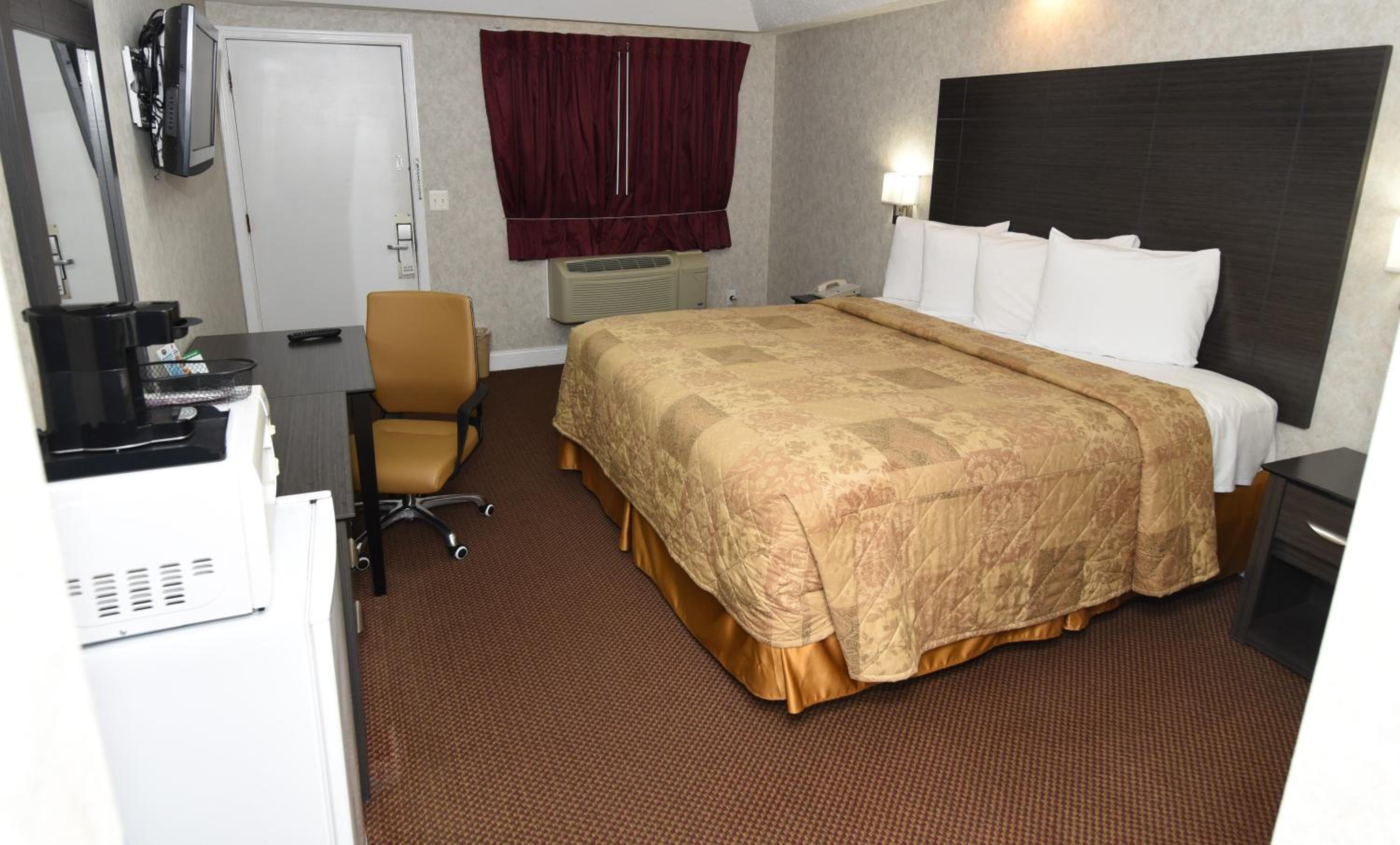 Deluxe King Bed- Non-Smoking - Photo 4