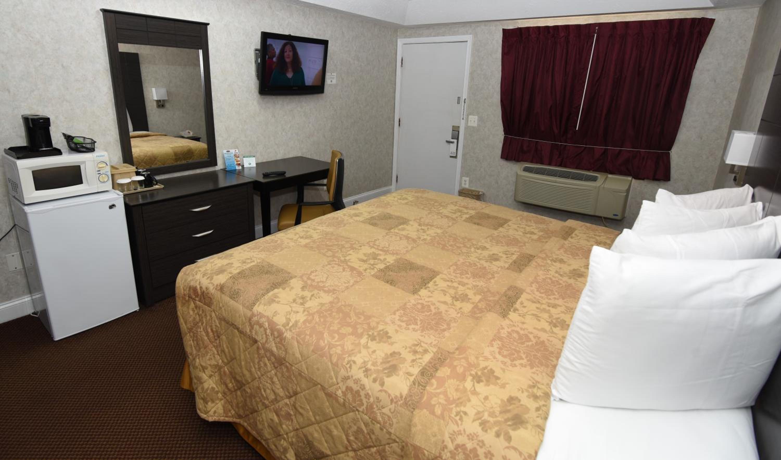 Deluxe King Bed- Non-Smoking - Photo 5