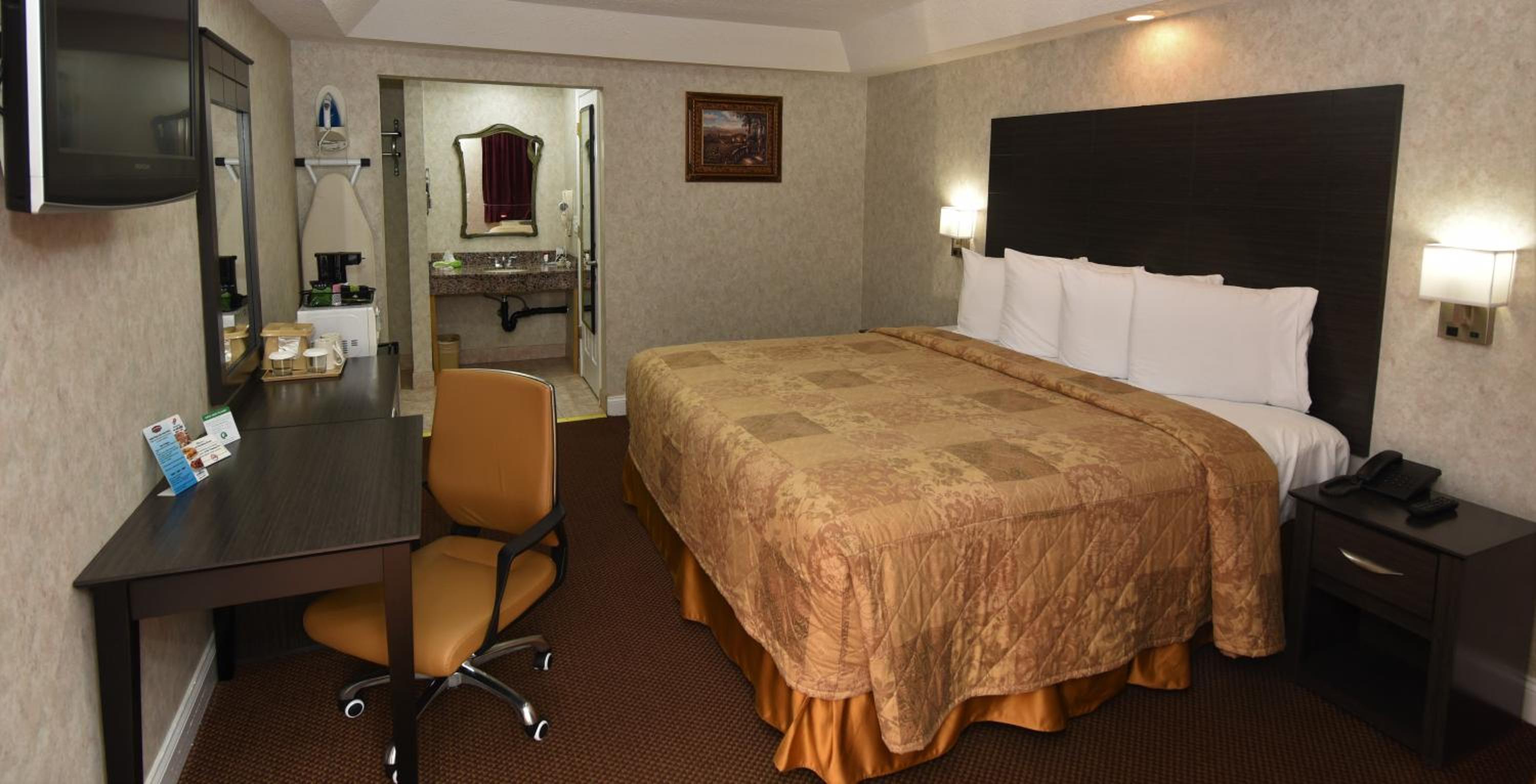 Deluxe King Bed- Non-Smoking - Photo 6
