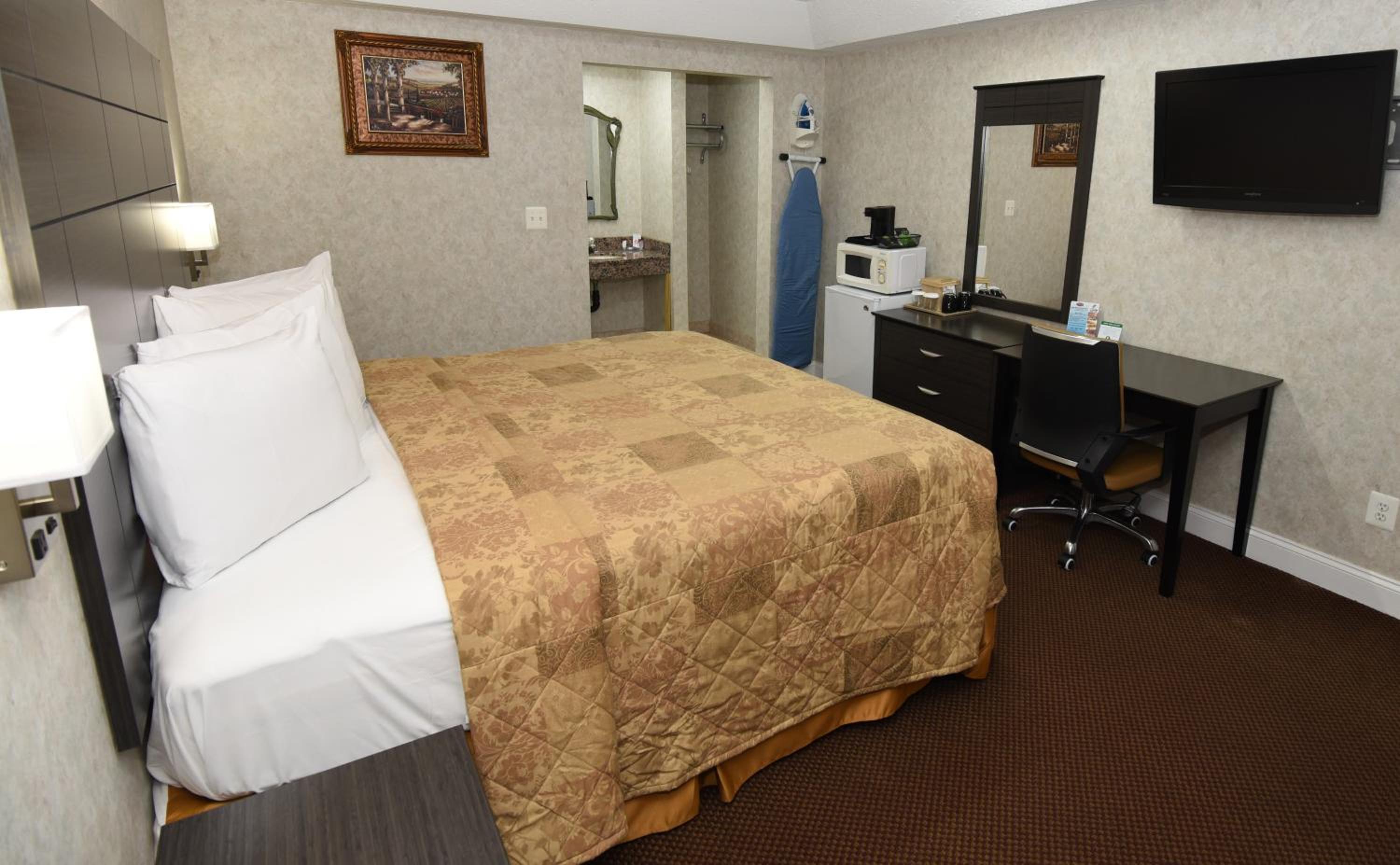 Deluxe King Bed- Non-Smoking - Photo 7