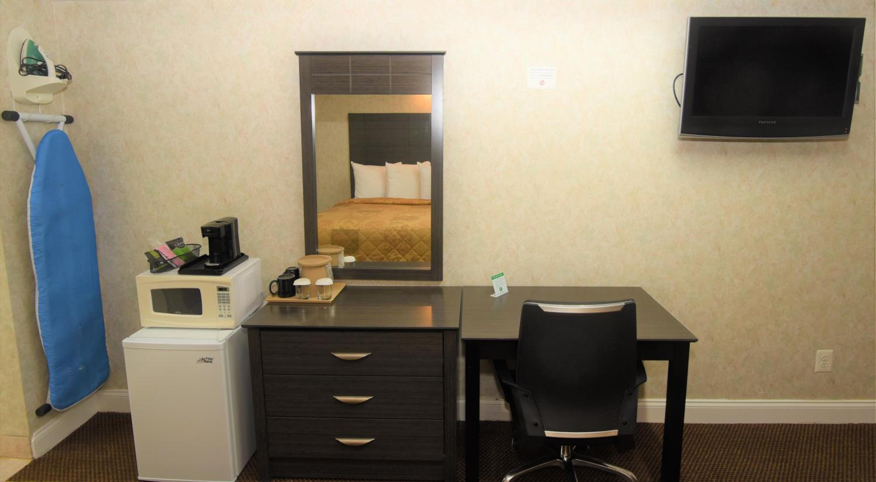 Deluxe King Bed- Non-Smoking - Photo 1