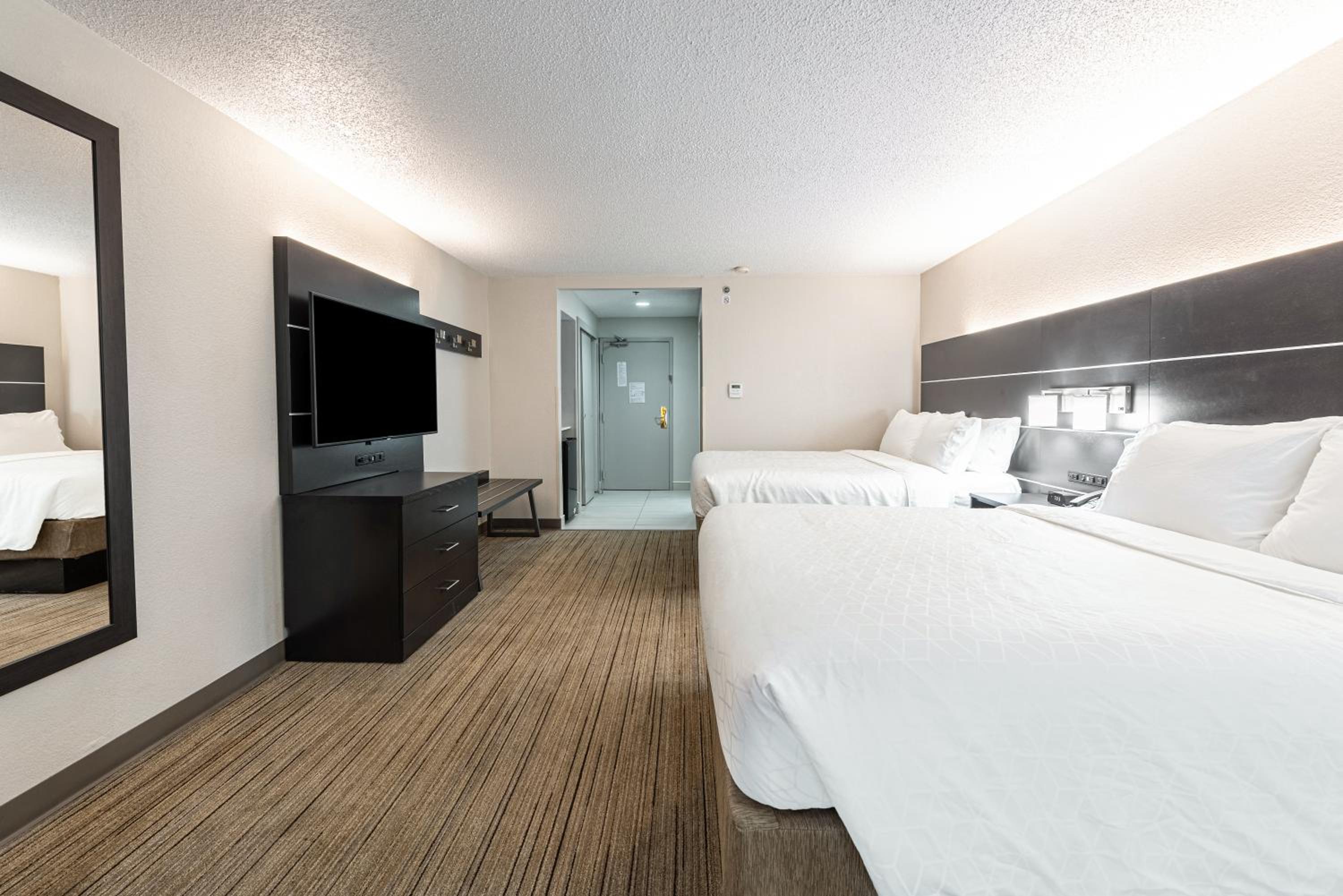 Standard Room with Two Queen Beds - Photo 1